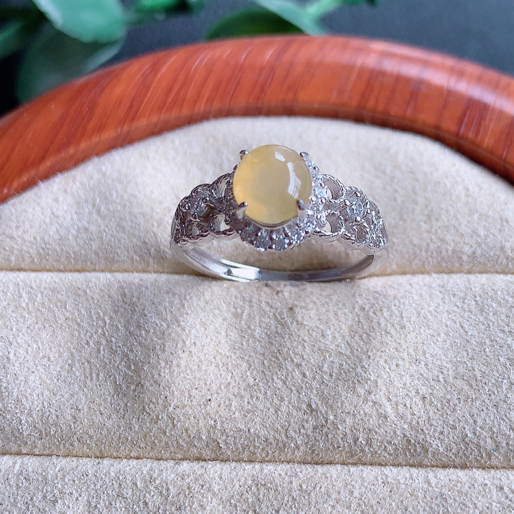 冰精美黄翡翠蛋面戒指  玉质细腻  冰清玉润  灵动  颜色漂亮 
W502-4.22内径尺寸：17-9.2-6.2mm  裸石尺寸：6.4-5.7