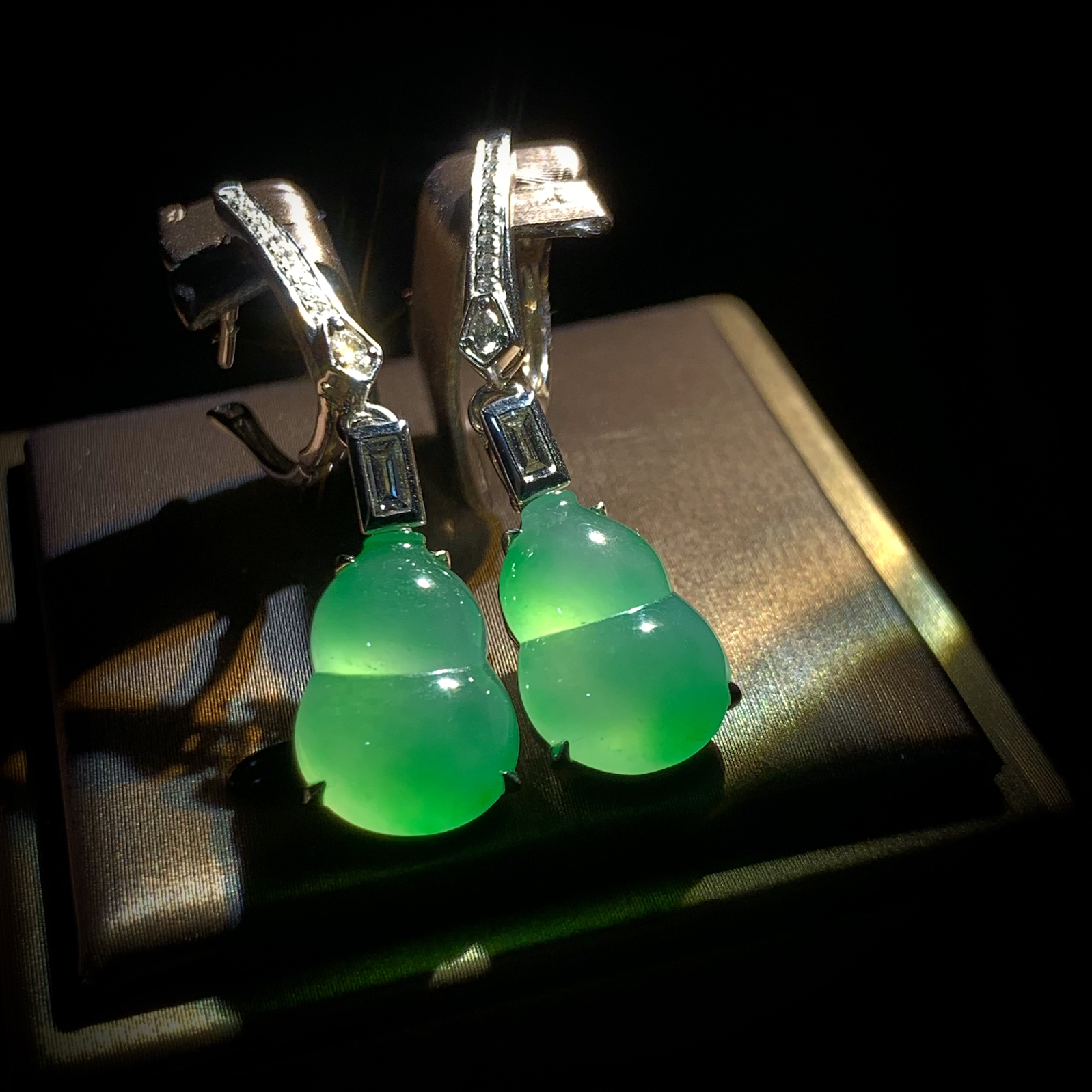 葫芦耳坠吊坠两用款，裸石14.2-10-4.8mm，
整体36-吊坠20.2-10-6.5mm，7.