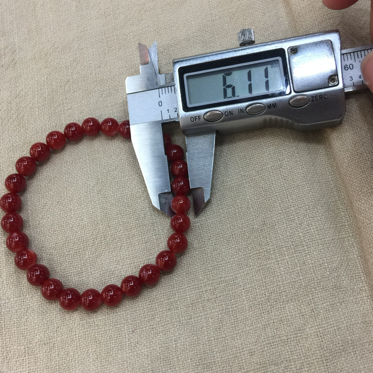 【日本阿卡赤血牛血红珊瑚6.8mm圆珠弹力单圈手串】天然无添加无优化，日本产地，阿卡材料、难得高瓷度，整条少白芯的阿卡圆珠。整条赤血牛血红颜色，珠子直径6.8-6.11mm，每颗珠子均为天然的珊瑚，珊瑚自古就为佛教珍宝，深海千年有机宝石！收藏价值高、可传承！总重10克！追求品质者的福音！实物漂亮！
