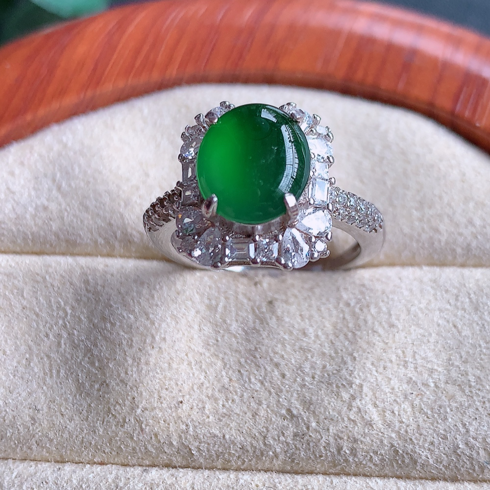 冰满绿精美蛋面翡翠戒指  玉质细腻  冰清玉润  飘花灵动  颜色漂亮  W502-422内径尺寸：17-13.7-7.9mm  裸石尺寸：8.8-7.3mm