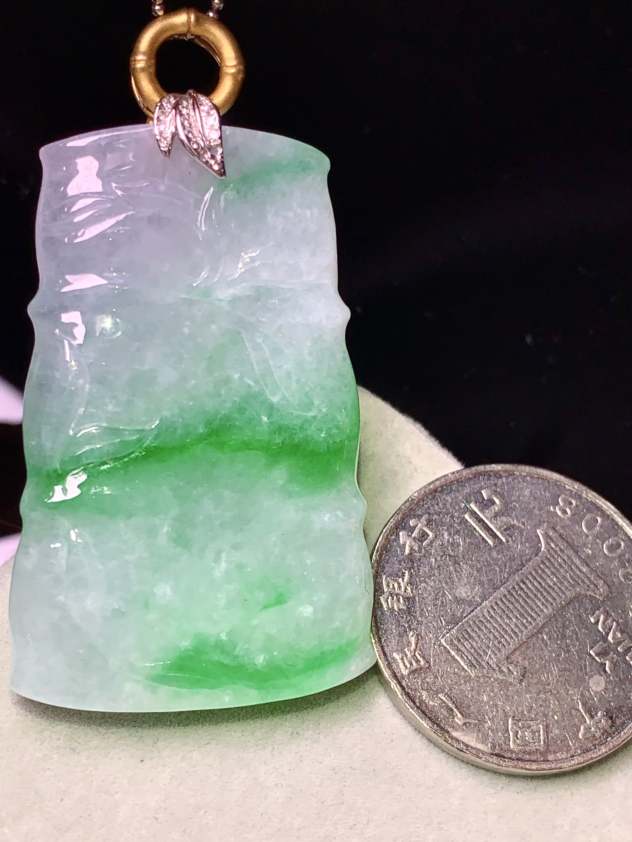 18k金钻镶嵌飘阳绿竹节吊坠 玉质细腻 色泽艳丽清新 水润亮眼 整体尺寸50.5*27.2*5.6b1