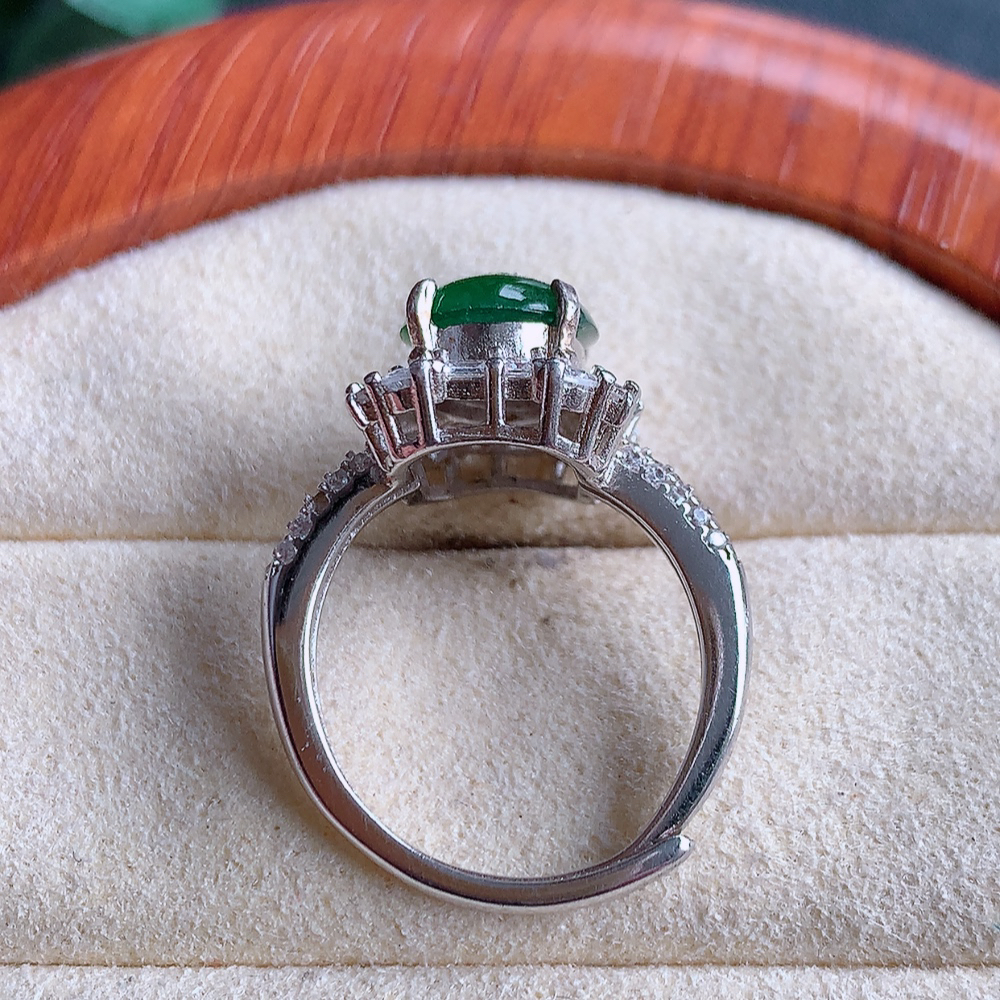 冰满绿精美蛋面翡翠戒指  玉质细腻  冰清玉润  飘花灵动  颜色漂亮  W502-422内径尺寸：17-13.7-7.9mm  裸石尺寸：8.8-7.3mm