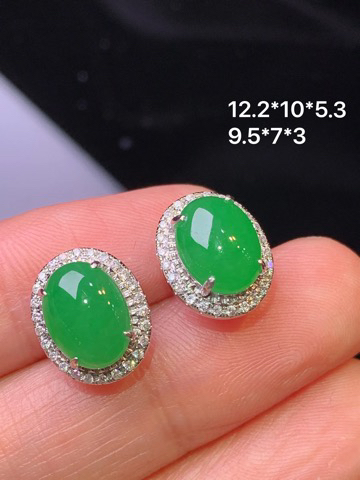 18金钻镶嵌满绿蛋面耳钉 玉质细腻 色泽清新艳丽 整体尺寸12.2*10*5.3