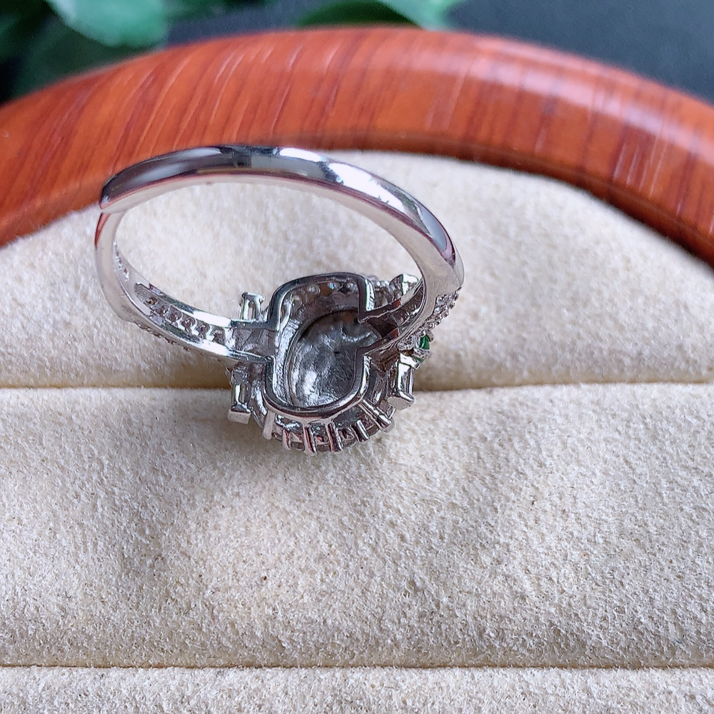 冰满绿精美翡翠蛋面戒指  玉质细腻  冰清玉润  飘花灵动  颜色漂亮 502.422
内径尺寸：12.4-6.7mm  裸石尺寸：9.5-8.6