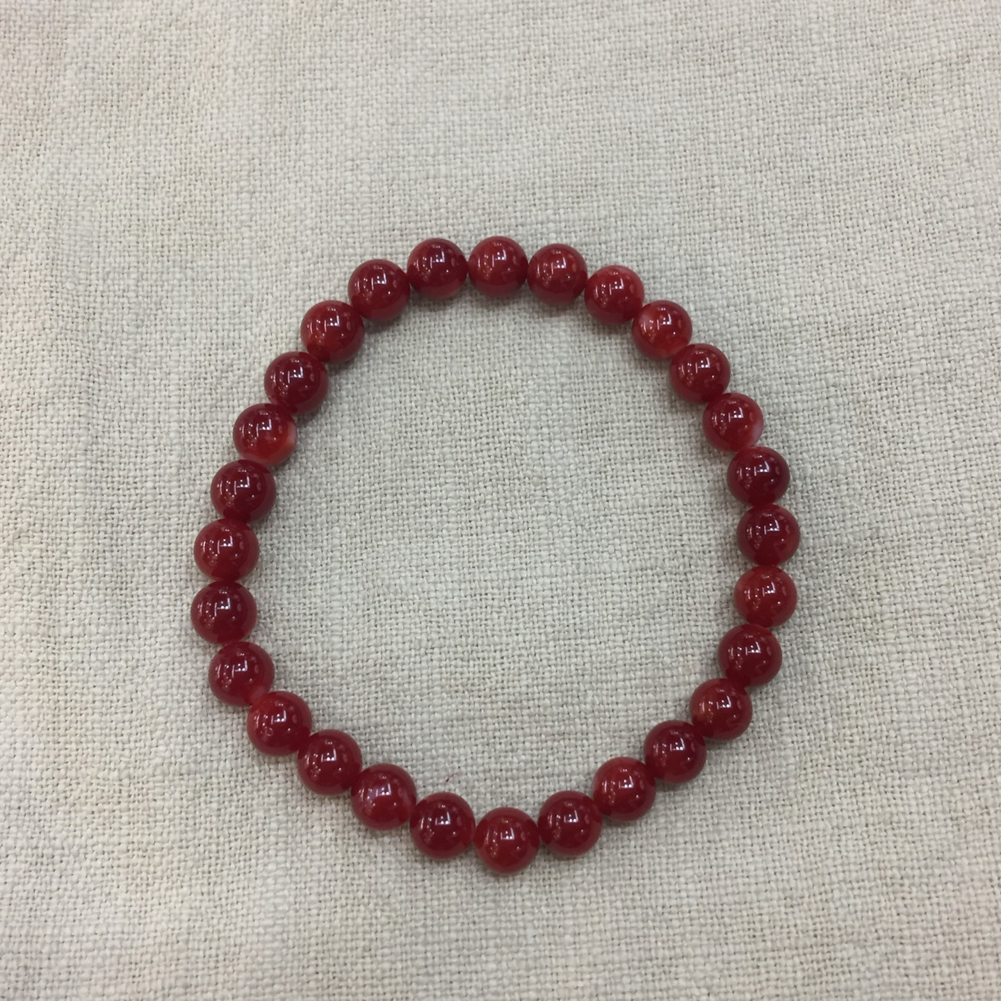 【日本阿卡赤血牛血红珊瑚6.8mm圆珠弹力单圈手串】天然无添加无优化，日本产地，阿卡材料、难得高瓷度，整条少白芯的阿卡圆珠。整条赤血牛血红颜色，珠子直径6.8-6.11mm，每颗珠子均为天然的珊瑚，珊瑚自古就为佛教珍宝，深海千年有机宝石！收藏价值高、可传承！总重10克！追求品质者的福音！实物漂亮！