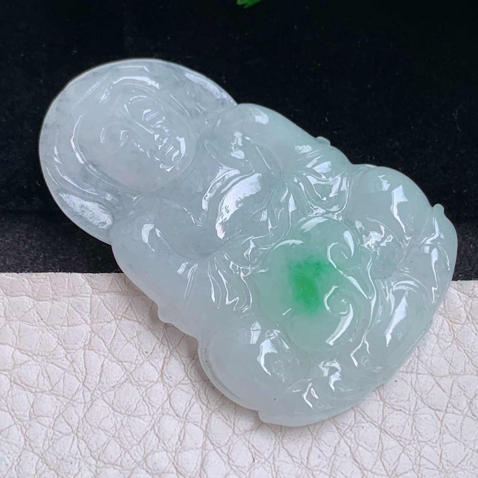 zen实拍 52×35×5.8 缅甸翡翠飘绿正装大观音吊坠，白底青飘绿菩萨