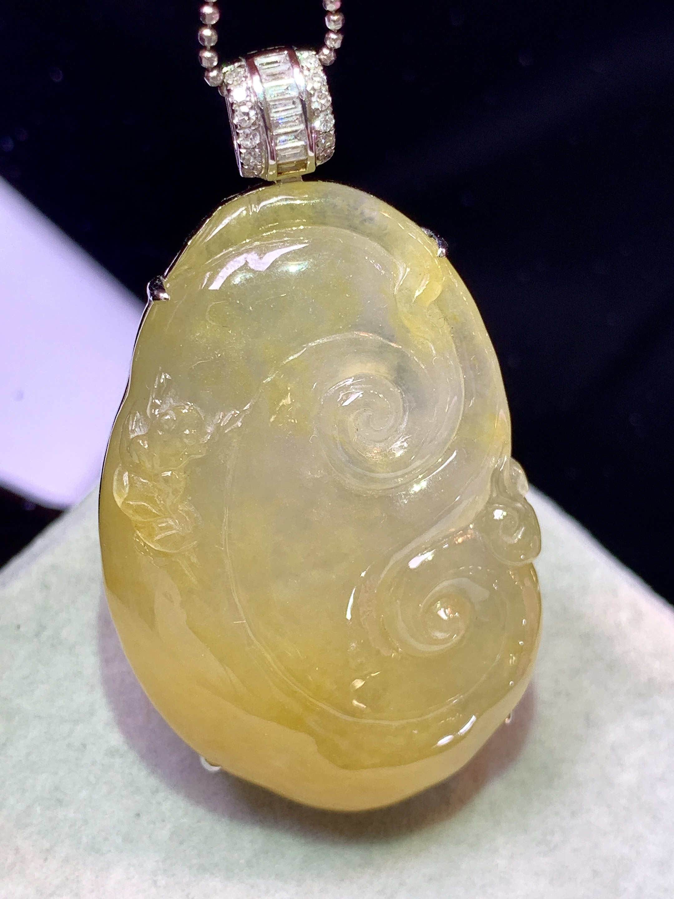 18k金钻镶嵌冰黄翡如意吊坠 玉质细腻 色泽艳丽清新 水润亮眼 整体尺寸46.8*26*9.6b1