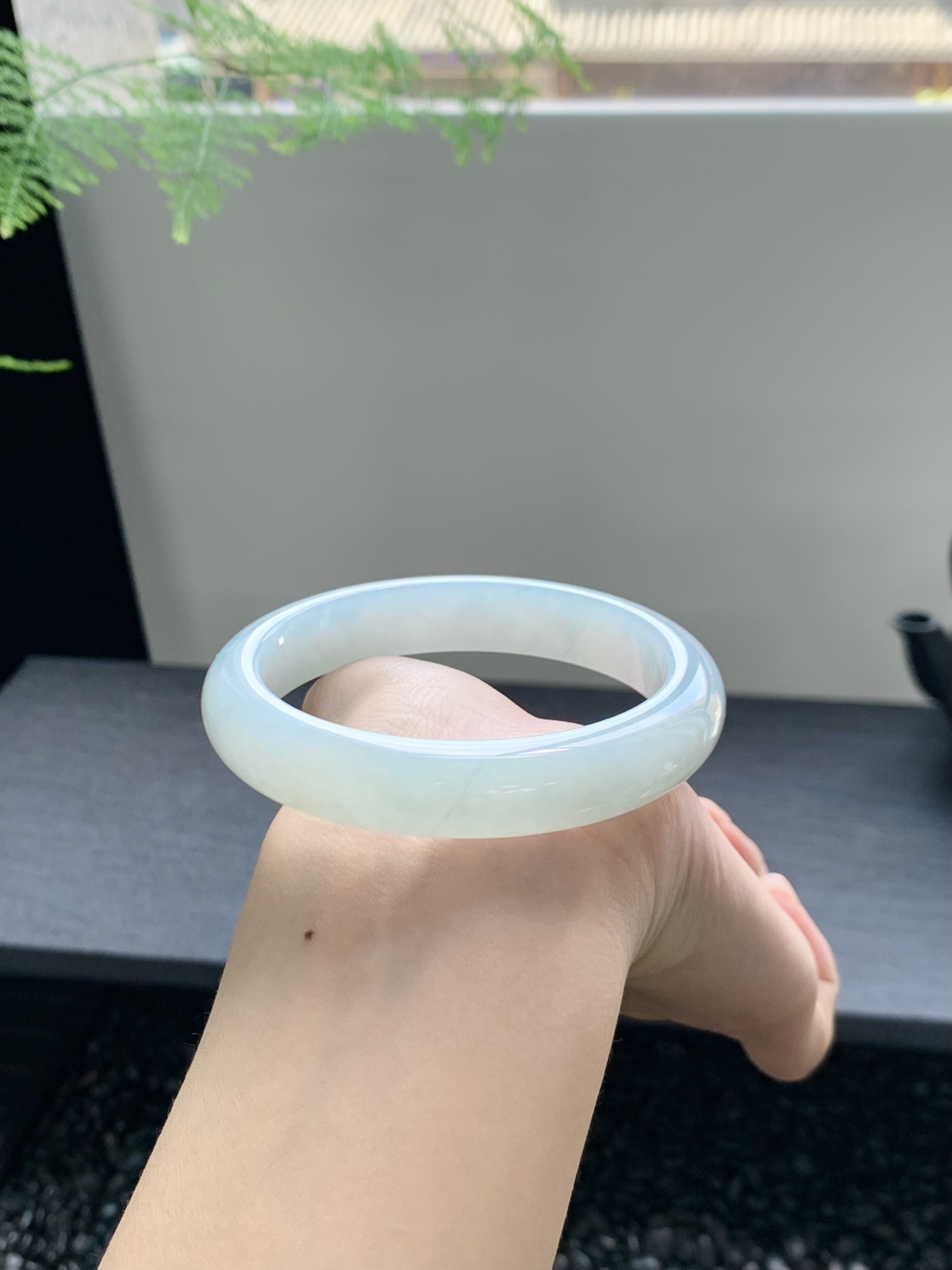 【冰晴蓝手镯】宛如晴朗天空的映照🦋纯净且迷人。其冰润的质地，晴底的温婉，戴在腕间，绽放独特魅力55.9-12-8mm