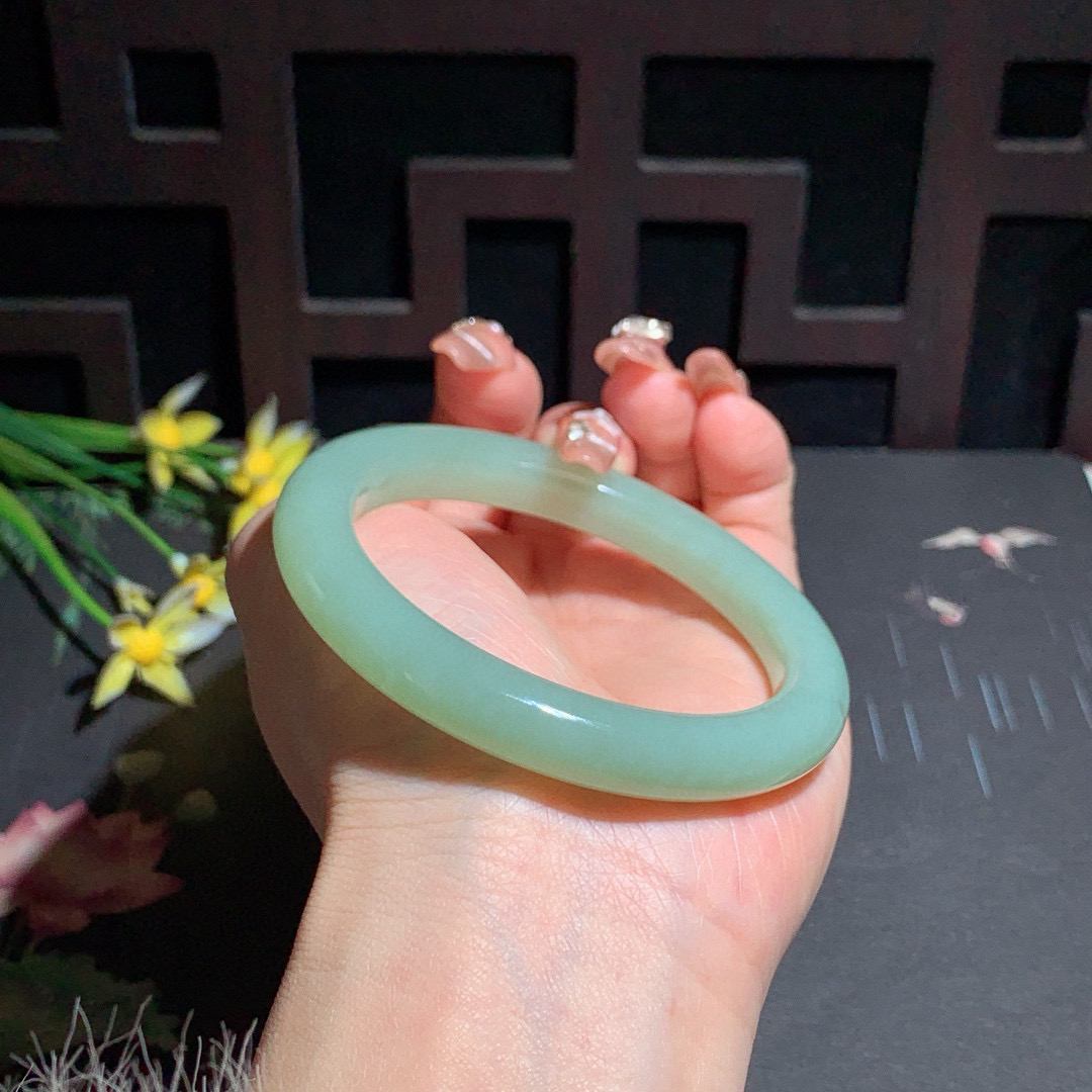 和田玉57圈口且末蓝手镯！玉质细腻油润 底色纯净 无裂无杂 脂粉好，品质高。