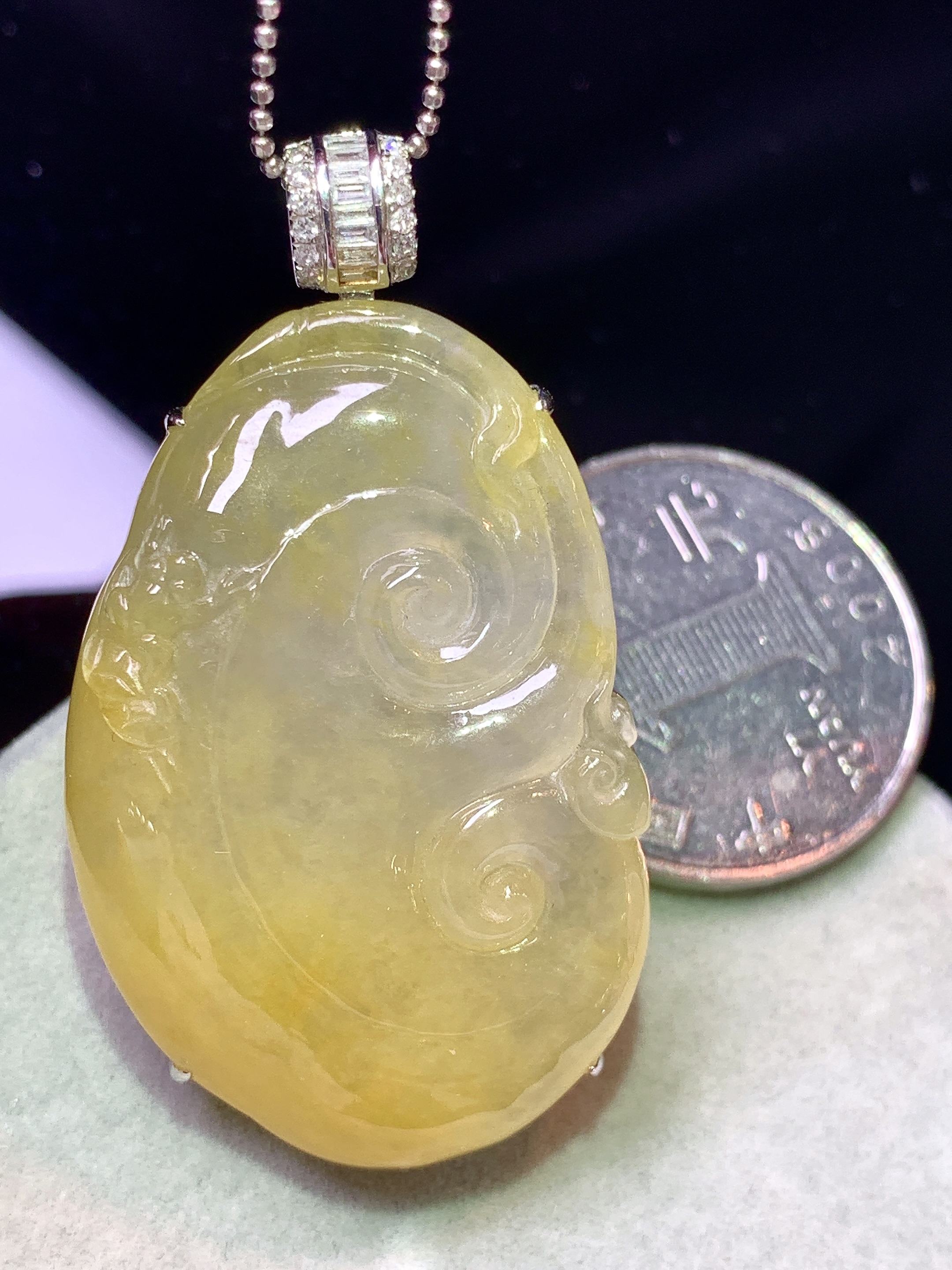 18k金钻镶嵌冰黄翡如意吊坠 玉质细腻 色泽艳丽清新 水润亮眼 整体尺寸46.8*26*9.6b1