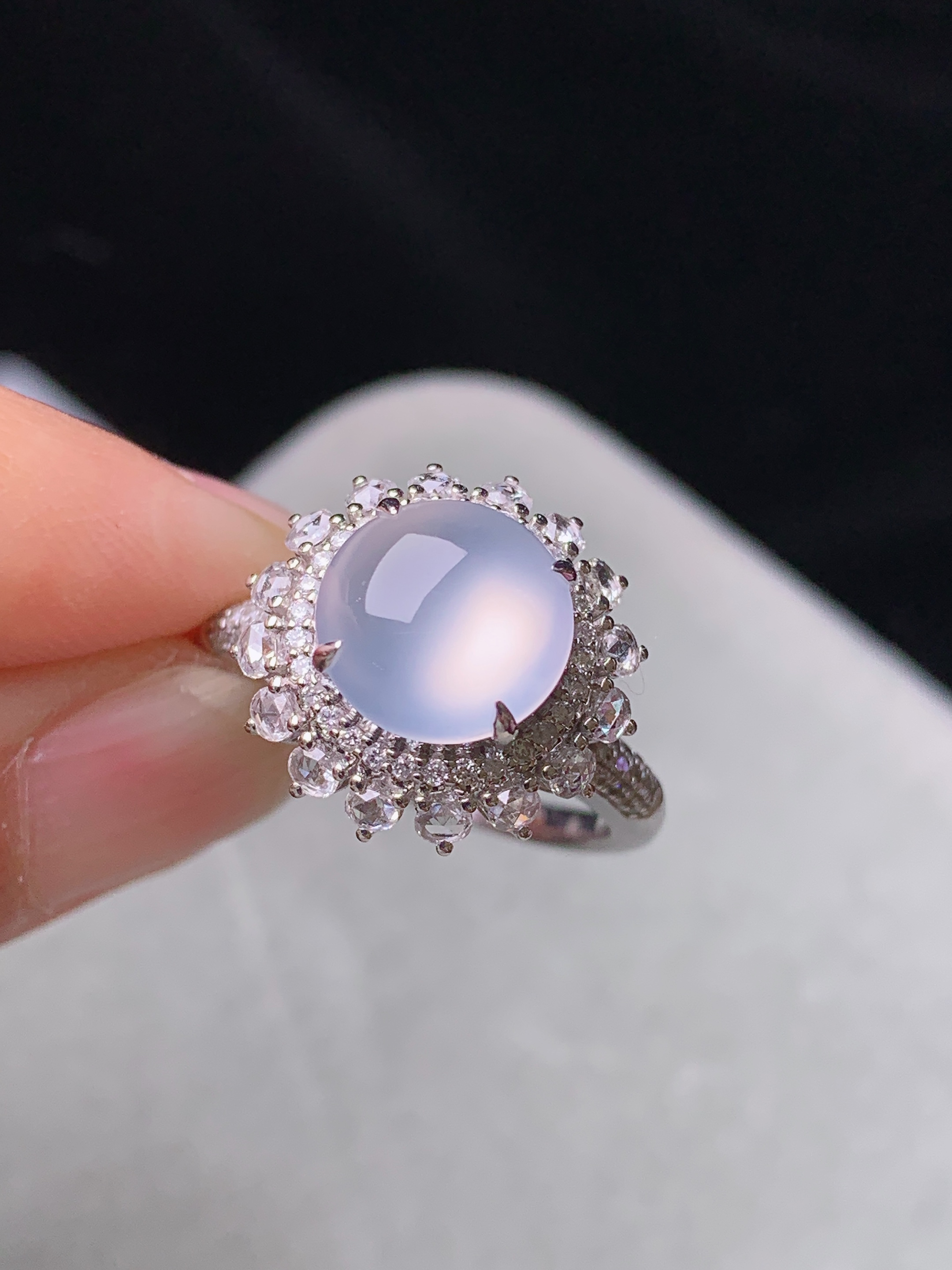 18k金钻镶嵌冰种蛋面戒指 玉质细腻 色泽艳丽清新 水润亮眼 圈口13.5 整体尺寸15*11.3L6