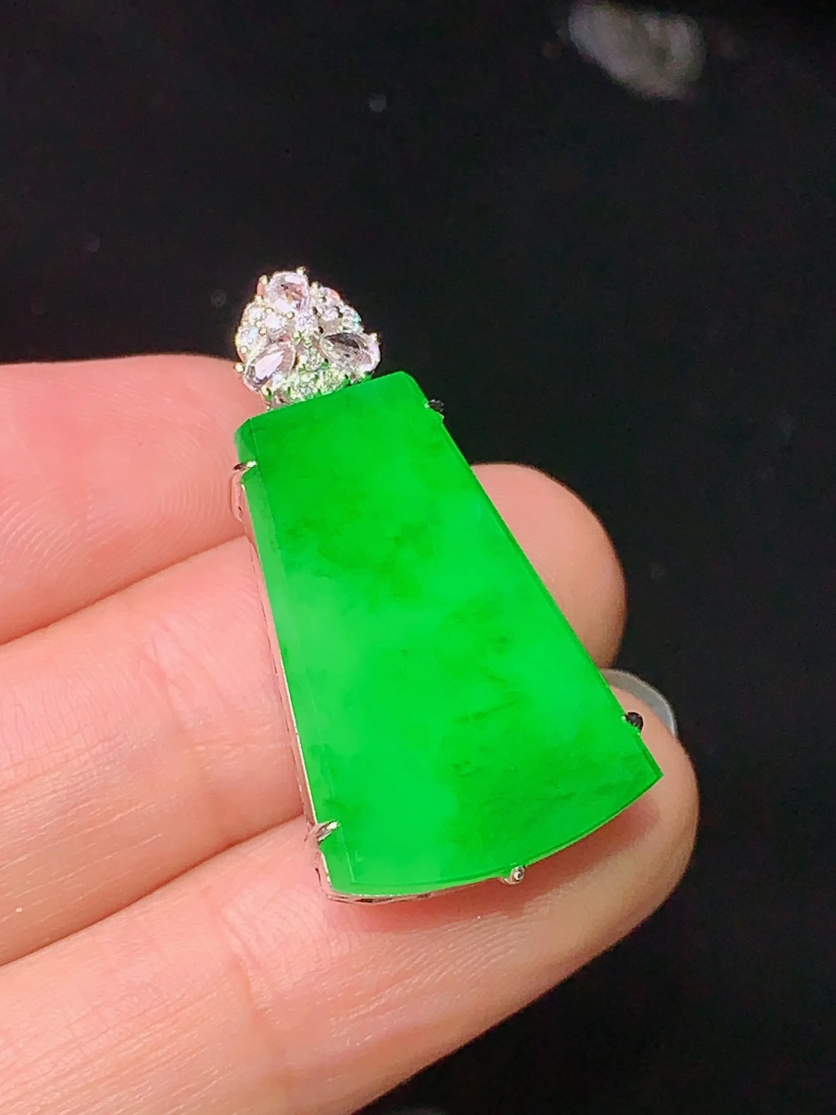 18k金钻镶嵌满绿无事牌吊坠 玉质细腻 色泽艳丽 整体尺寸29.5*15.3*9