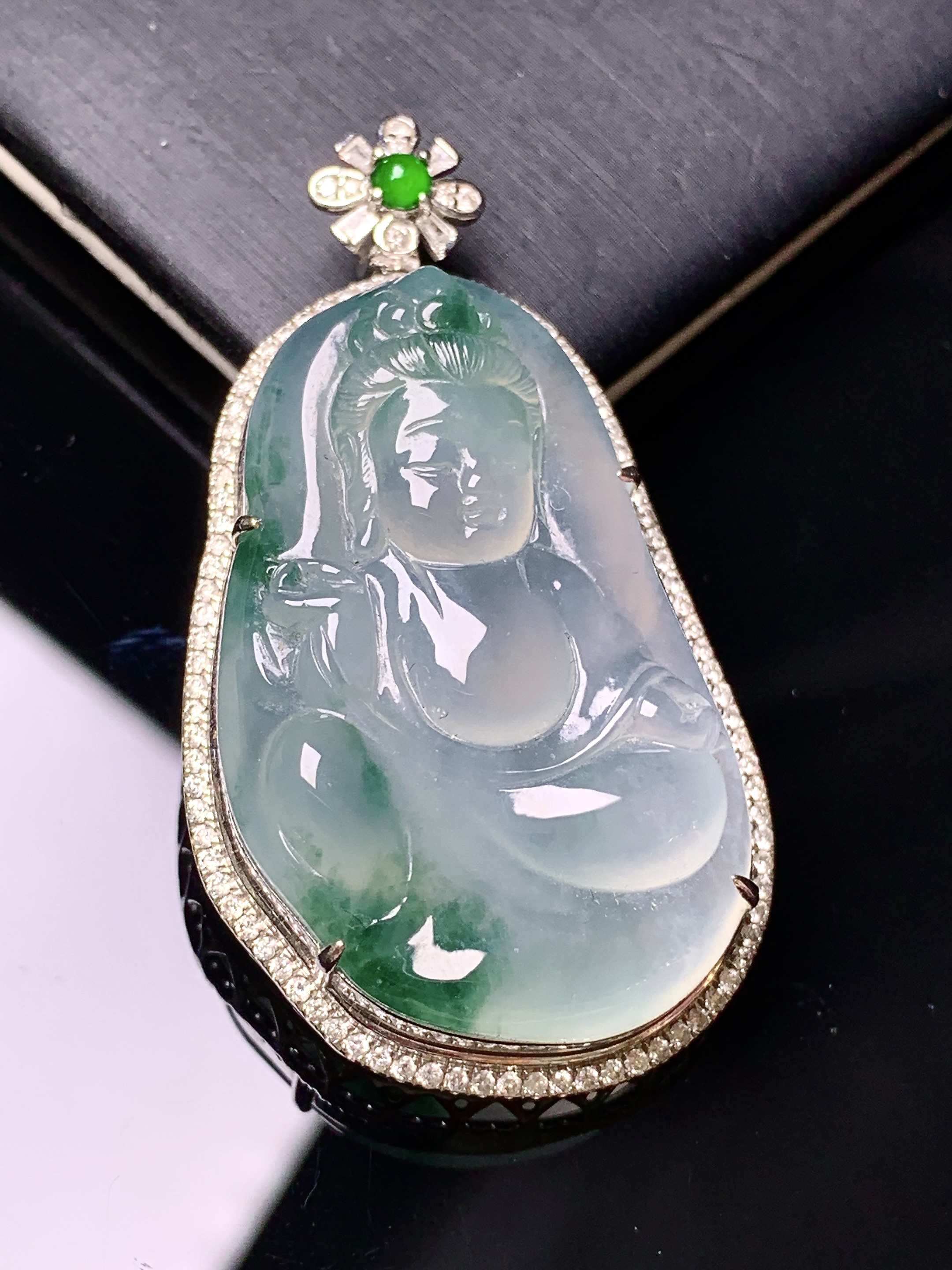 18k金钻镶嵌冰种飘绿观音吊坠 玉质细腻 色泽艳丽清新 水润亮眼 整体尺寸46.8*25.7*10.