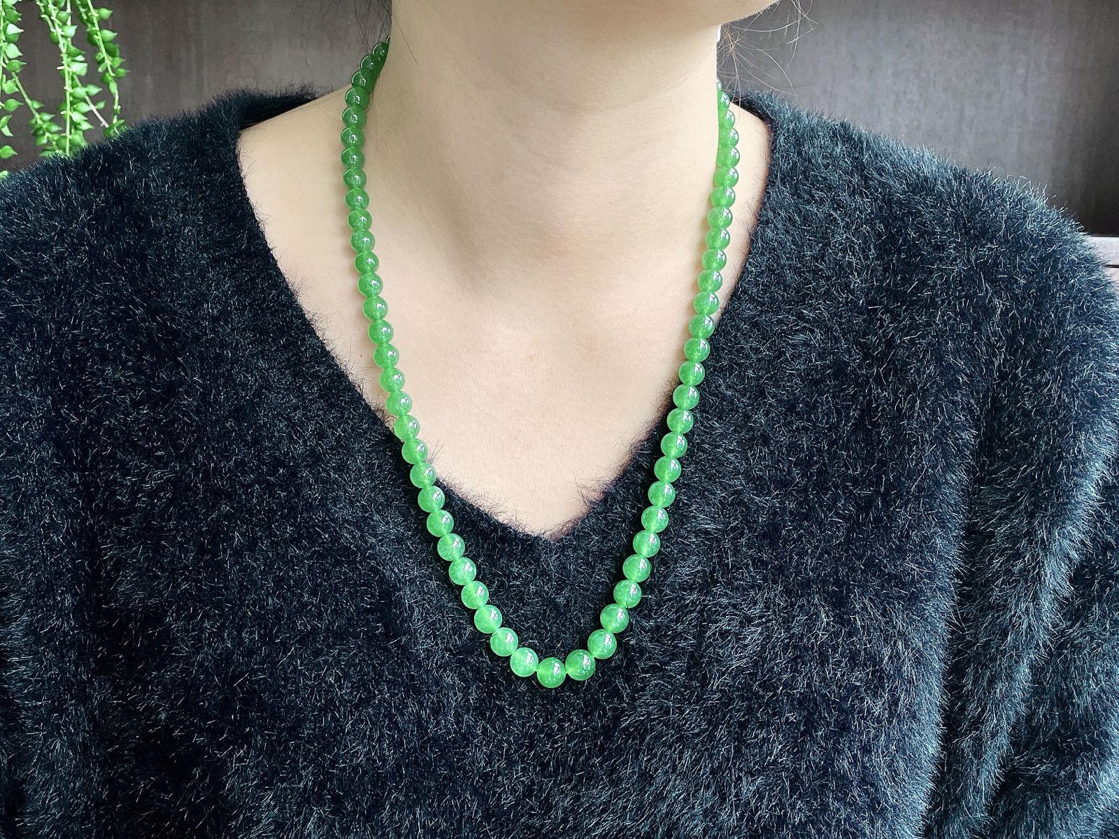 【珠子】高冰阳绿珠链圆珠珠子珠链
【说明】缅料 性价比高  
【尺寸】7.7-8.8mm，31cm
【重量】74.2克