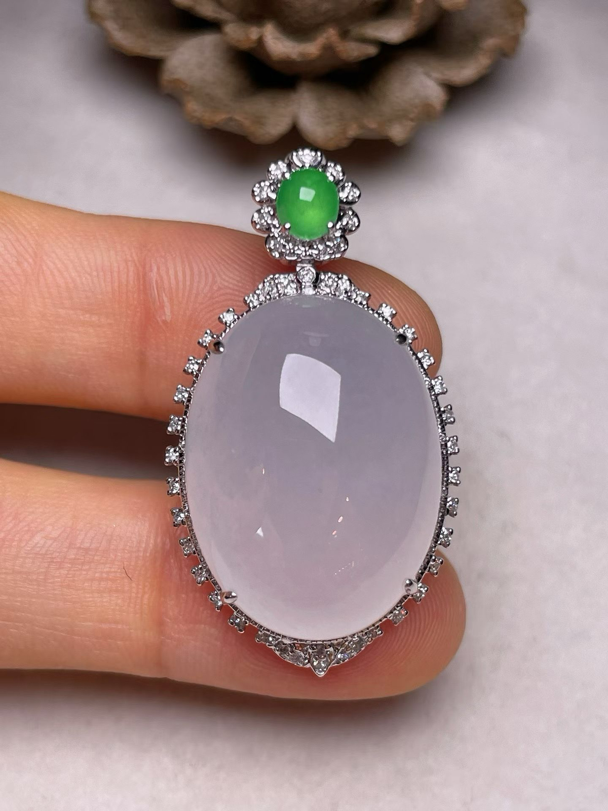 冰种鸽子蛋吊坠、真金真钻镶嵌，种水好，玉质细腻 .裸石尺寸 23.6*17.7