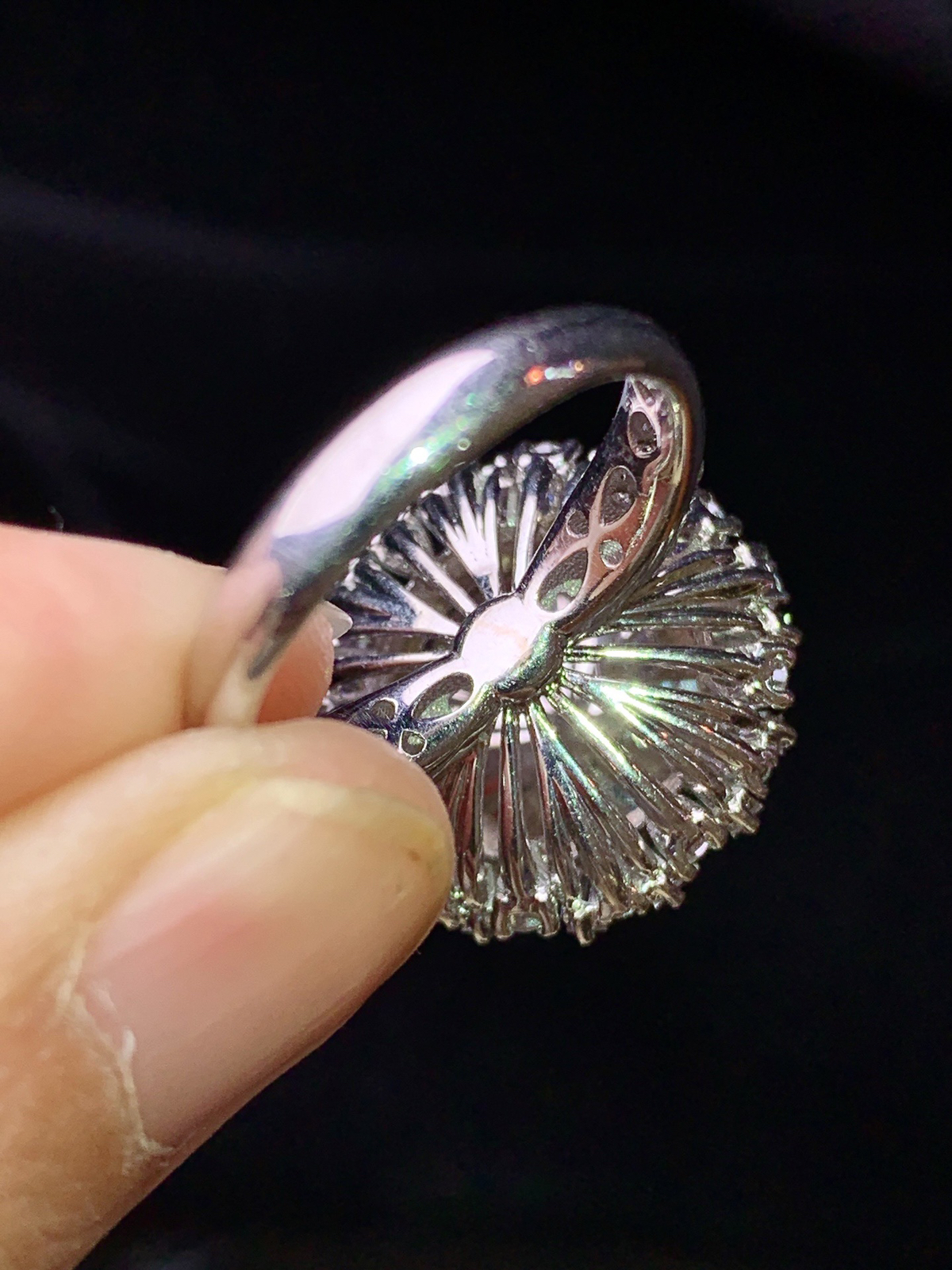 18k金钻镶嵌翠绿蛋面戒指 玉质细腻 色泽艳丽清新 圈口14 整体尺寸19.2*15