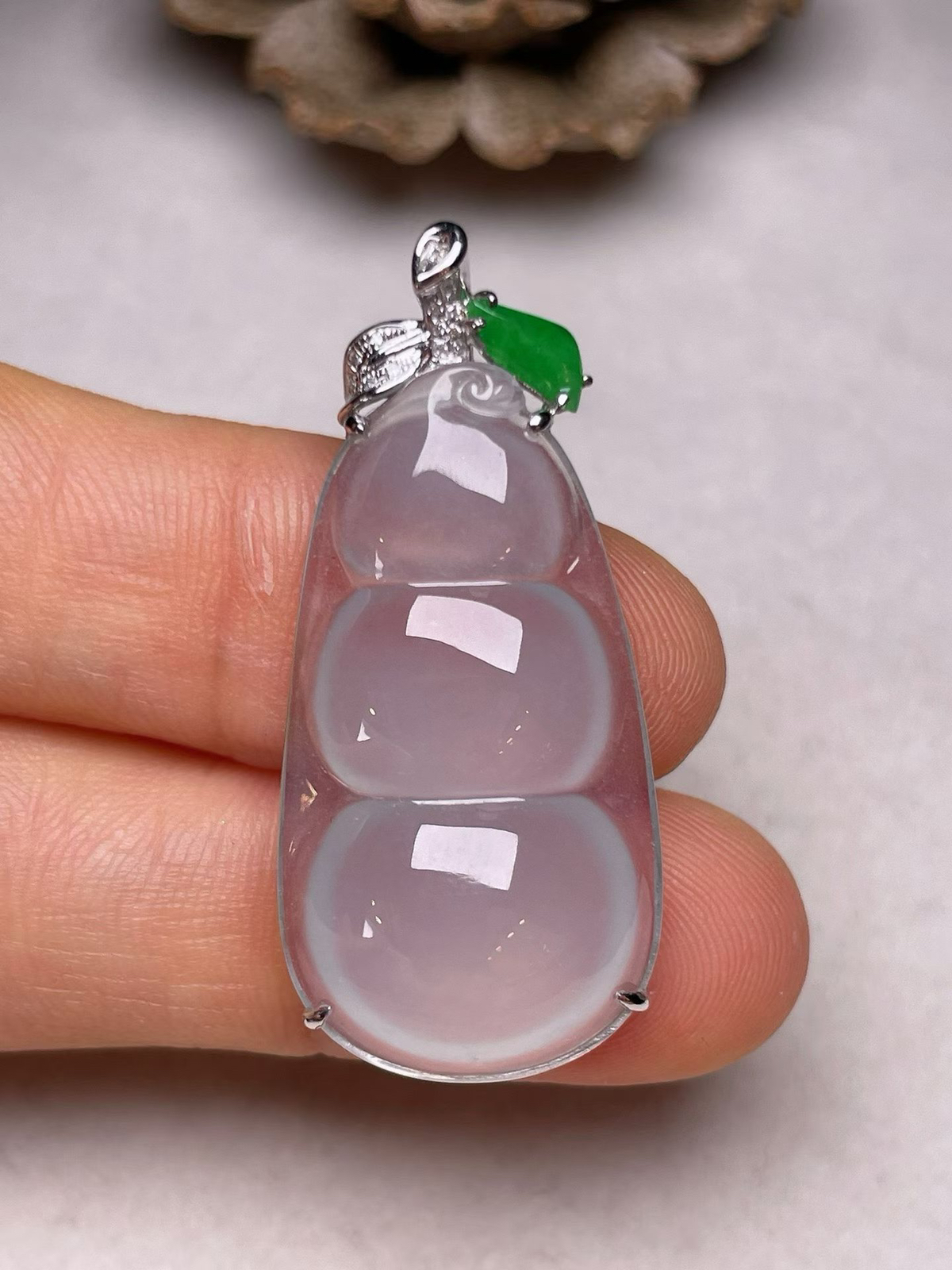 冰种福豆吊坠、真金真钻镶嵌，种水好，玉质细腻 .裸石尺寸 30.5*16.3