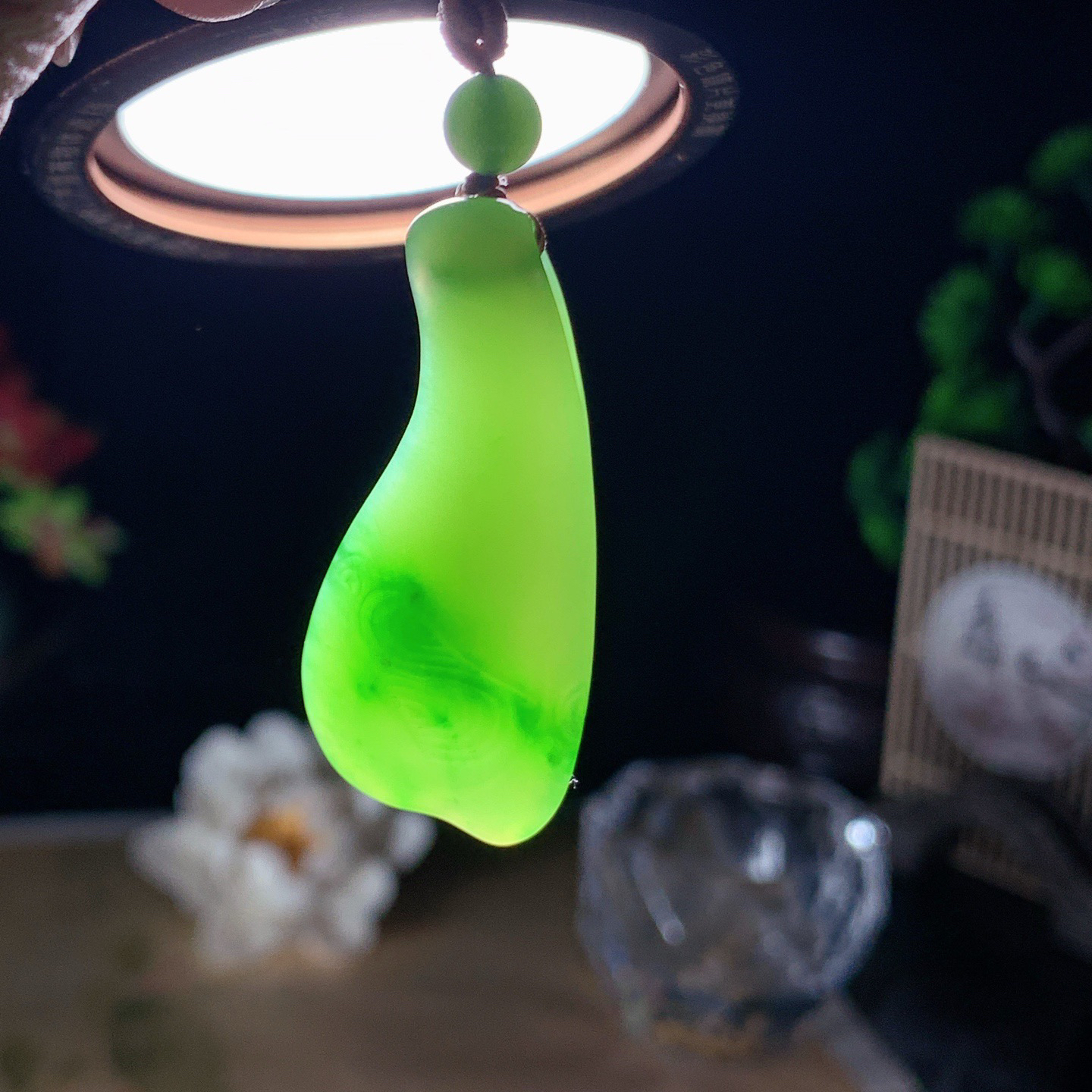 和田玉阳绿俄罗斯碧玉随形挂件 尺寸43/19/7重11.5克，玉质细腻油润 底色纯净 脂粉好，品质好！lt260420