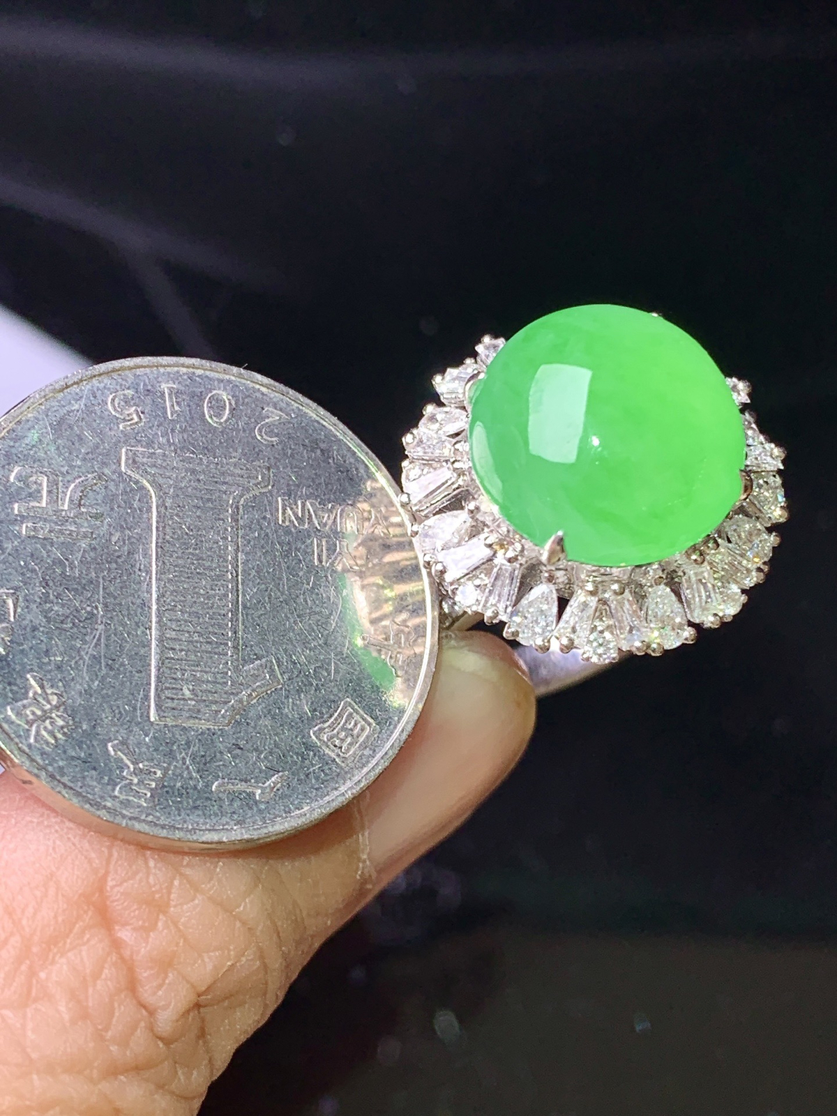 18k金钻镶嵌翠绿蛋面戒指 玉质细腻 色泽艳丽清新 圈口14 整体尺寸19.2*15