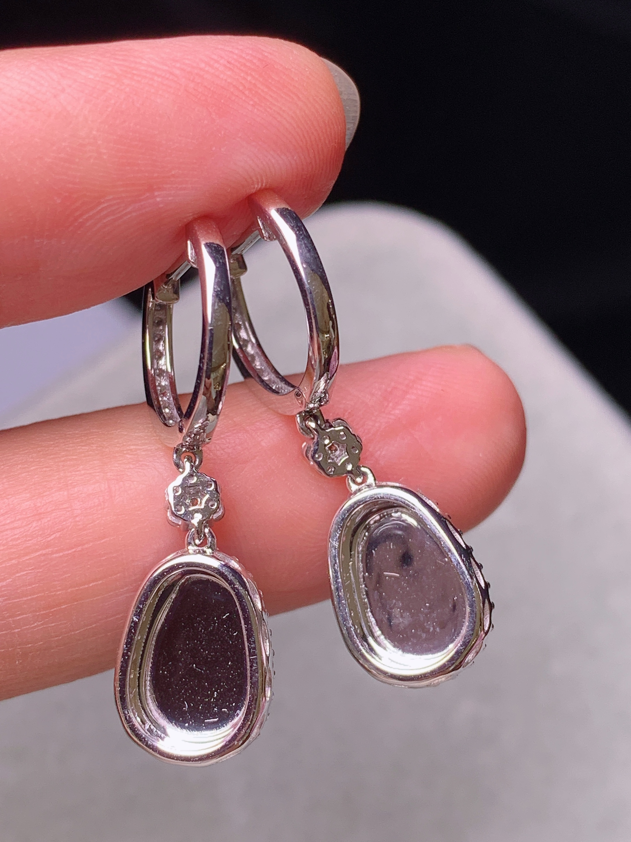 18k金钻镶嵌冰种四季豆耳坠 玉质细腻 色泽艳丽清新 水润亮眼 整体尺寸28.2*8.8*6L6