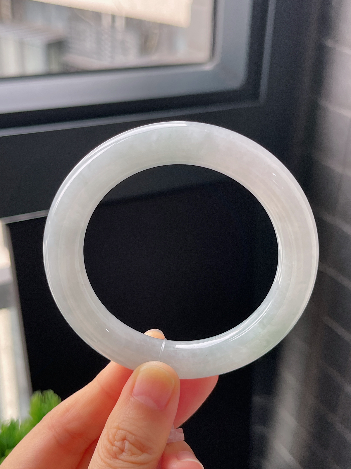 圆镯54.5圈口，翡翠糯化种淡绿色手镯