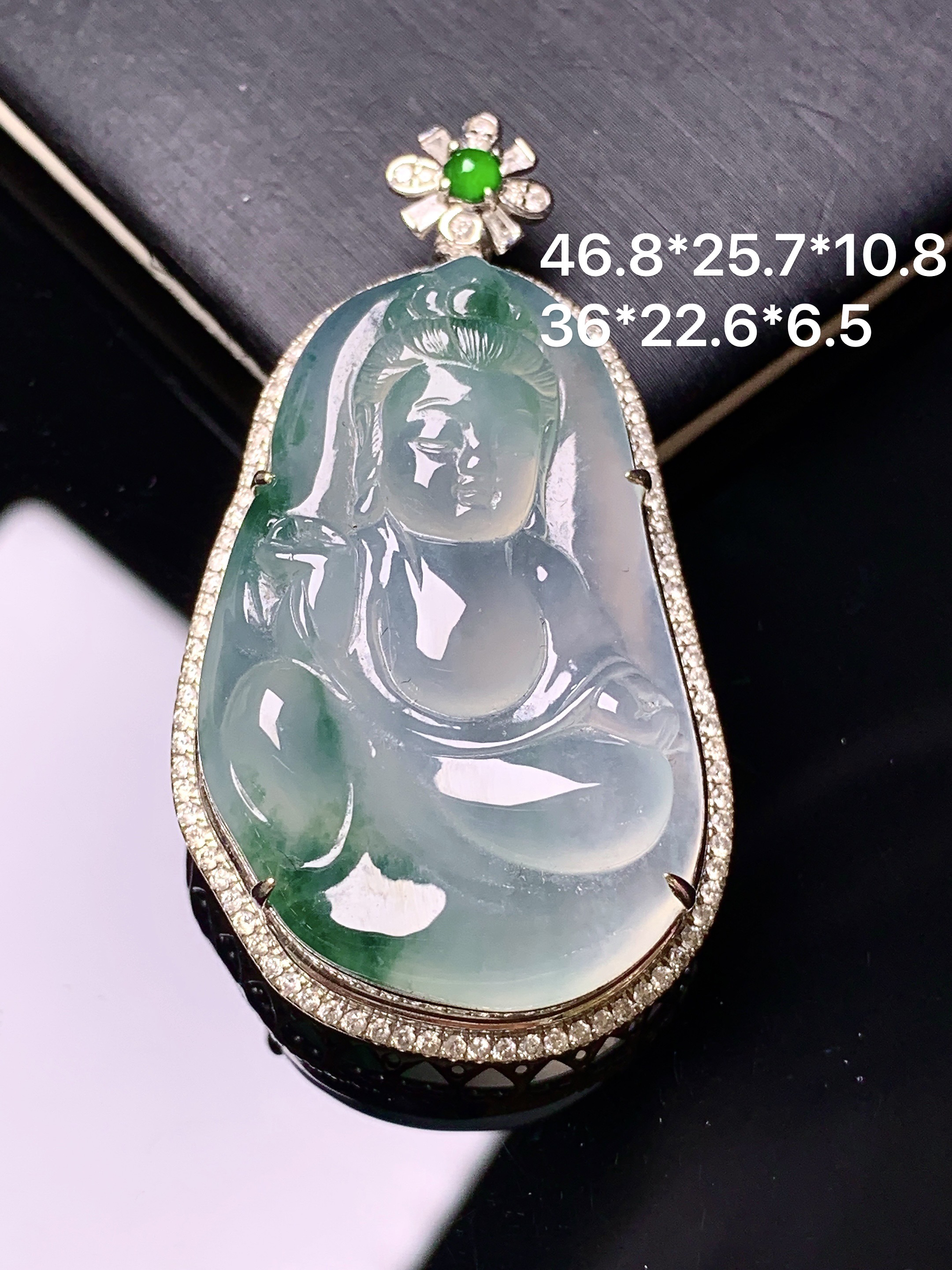 18k金钻镶嵌冰种飘绿观音吊坠 玉质细腻 色泽艳丽清新 水润亮眼 整体尺寸46.8*25.7*10.8k1