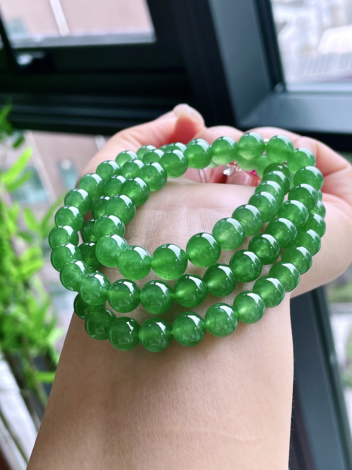 【珠子】高冰阳绿珠链圆珠珠子珠链
【说明】缅料 性价比高  
【尺寸】7.7-8.8mm，31cm
【重量】74.2克