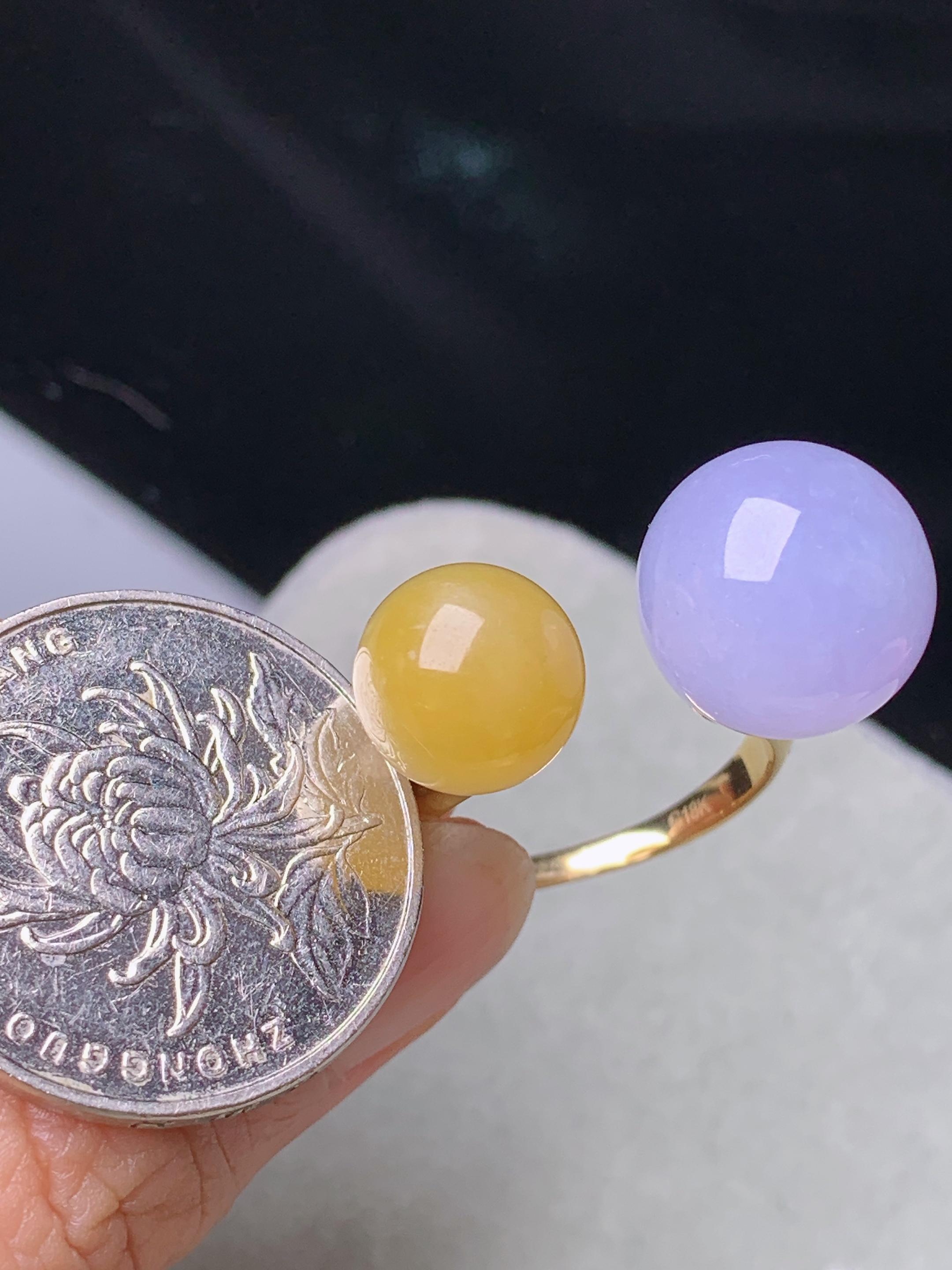 18k金镶嵌黄紫圆珠戒指 玉质细腻 色泽艳丽清新 水润亮眼 圈口15.5 整体尺寸13.5b1