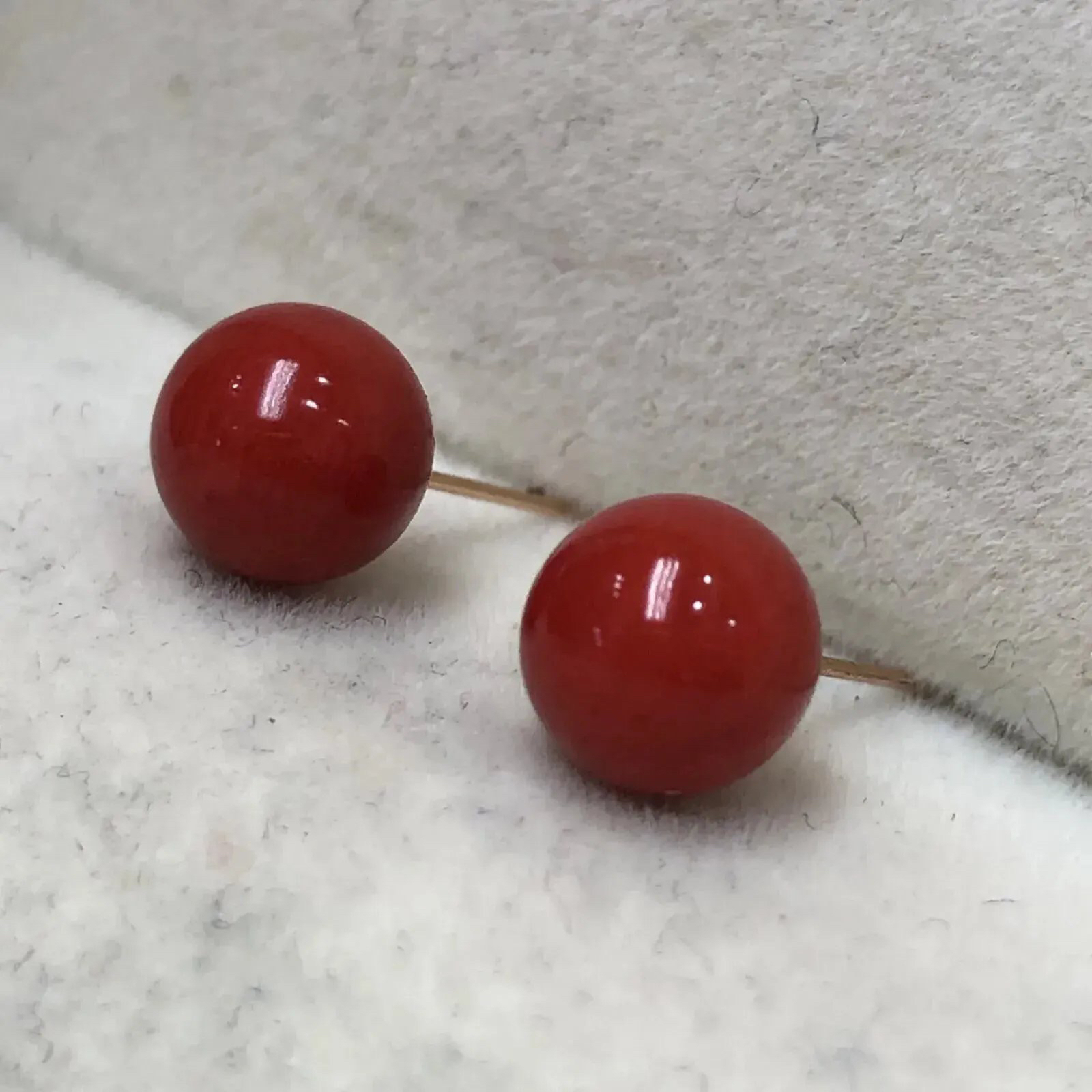 【天然牛血珊瑚5mm圆珠耳钉】天然无添加无优化，牛血红色，意大利沙丁材料！裸石尺寸5.1*5.1mm,18k金针，裸石重量约为0.71克。简单精致款！珊瑚材料稀少不可再生，通常说的“千年珊瑚万年的红”是它的真实写照！珊瑚自古被佛教视为珍宝，深海里千年生长的有生命宝石，有灵性，气场强大，佩戴者更有佛性，更有佛缘！