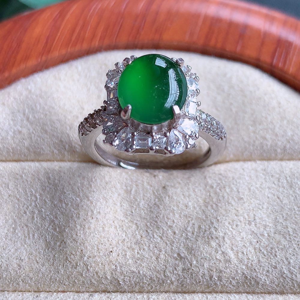 冰满绿精美蛋面翡翠戒指  玉质细腻  冰清玉润  飘花灵动  颜色漂亮  W502-422内径尺寸：17-13.7-7.9mm  裸石尺寸：8.8-7.3mm