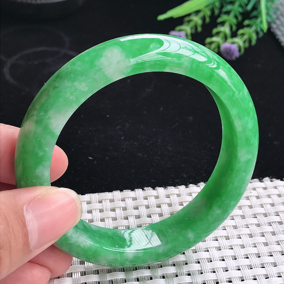实拍A货翡翠56.8/13.2/9老坑精美满绿阳绿手镯宽边玉镯平安镯