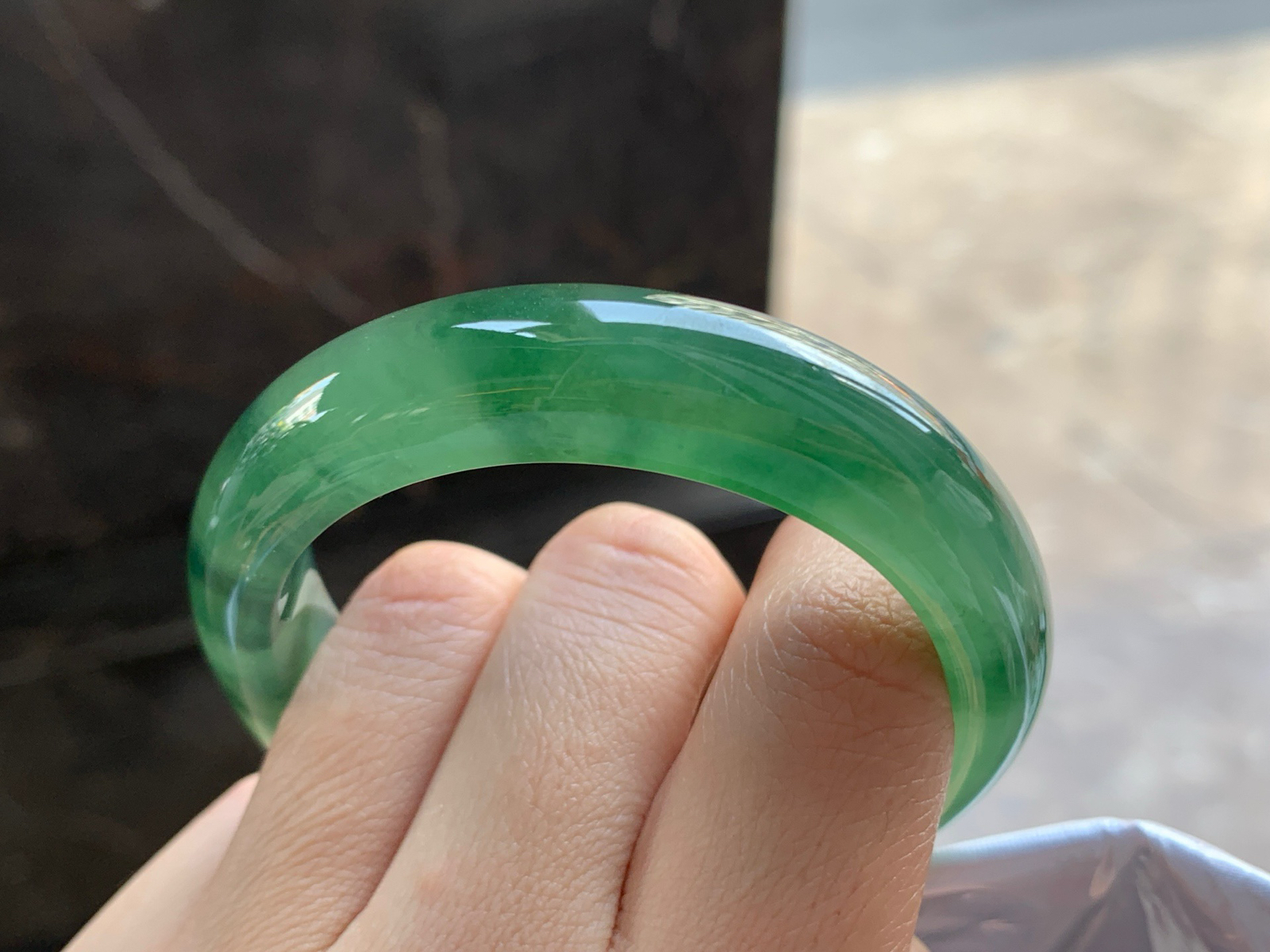 56.4-12.6-8

冰油绿贵妃手镯^_^鲜艳 玉质温润 啤酒瓶底妆 正圈54可以带