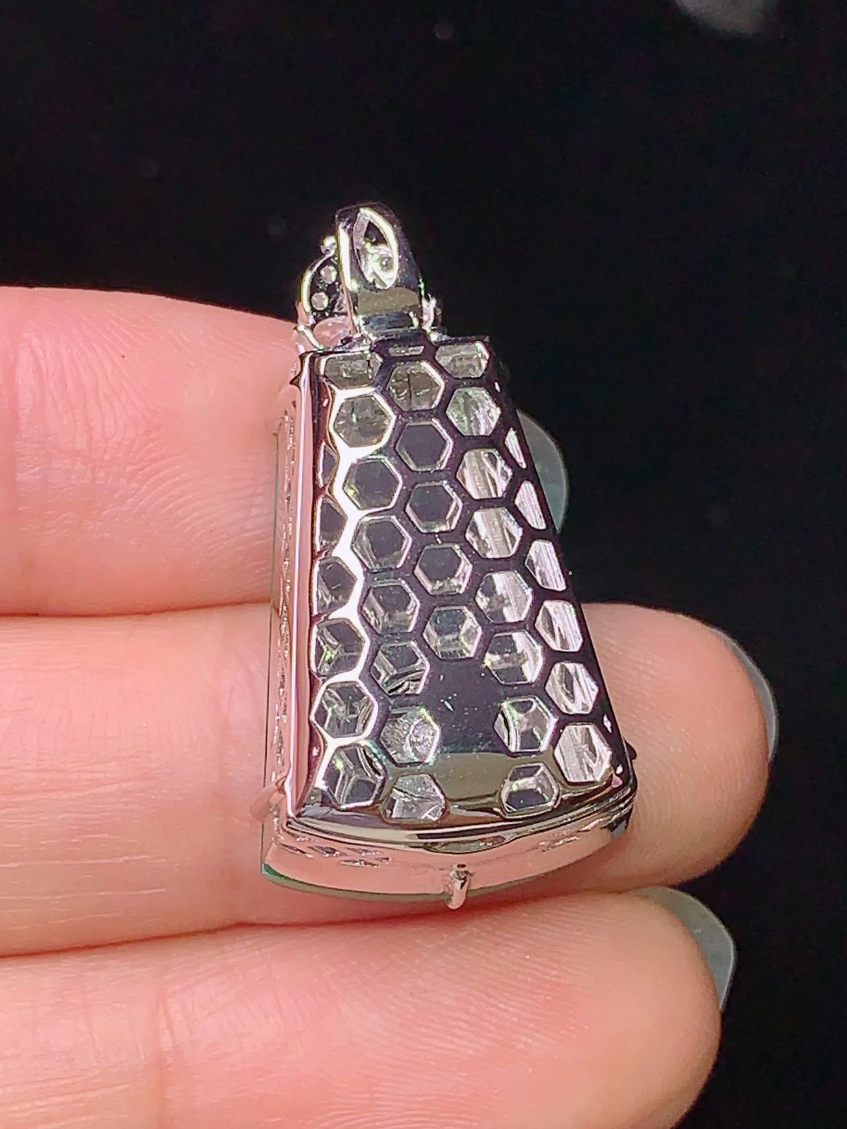 18k金钻镶嵌满绿无事牌吊坠 玉质细腻 色泽艳丽 整体尺寸29.5*15.3*9