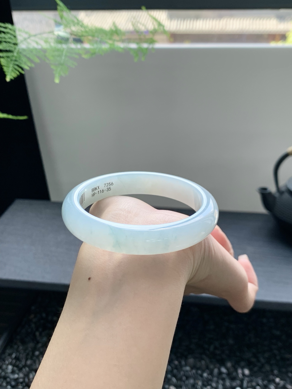 【冰晴蓝手镯】宛如晴朗天空的映照🦋纯净且迷人。其冰润的质地，晴底的温婉，戴在腕间，绽放独特魅力55.9-12-8mm