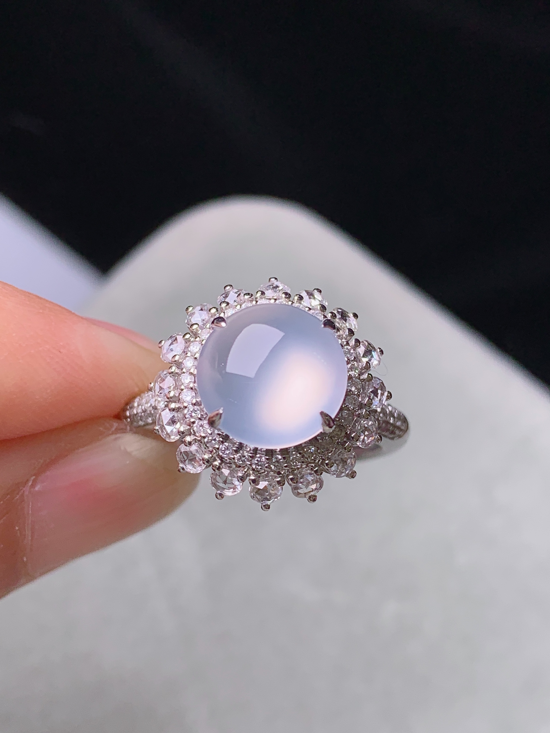 18k金钻镶嵌冰种蛋面戒指 玉质细腻 色泽艳丽清新 水润亮眼 圈口13.5 整体尺寸15*11.3L