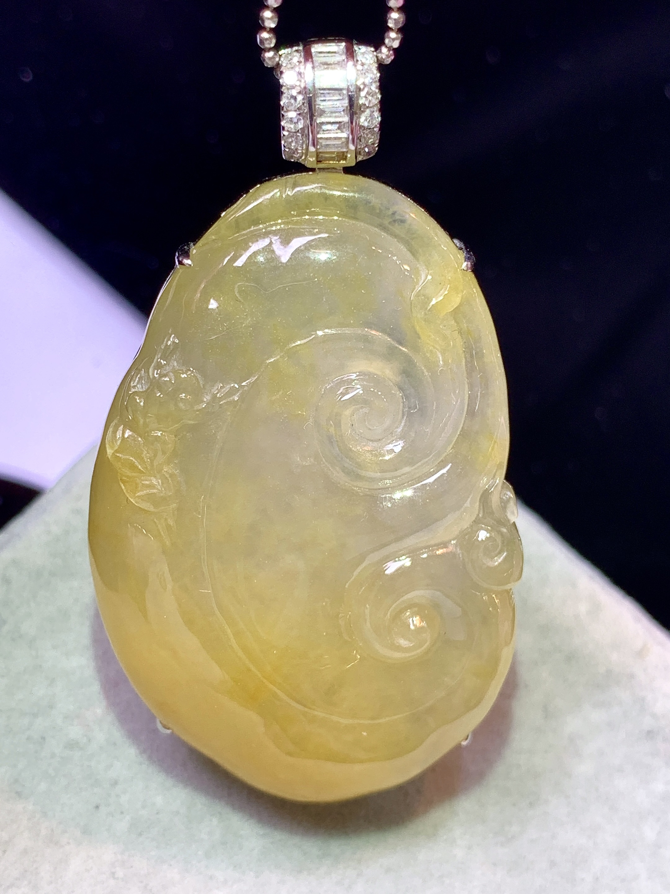 18k金钻镶嵌冰黄翡如意吊坠 玉质细腻 色泽艳丽清新 水润亮眼 整体尺寸46.8*26*9.6b1