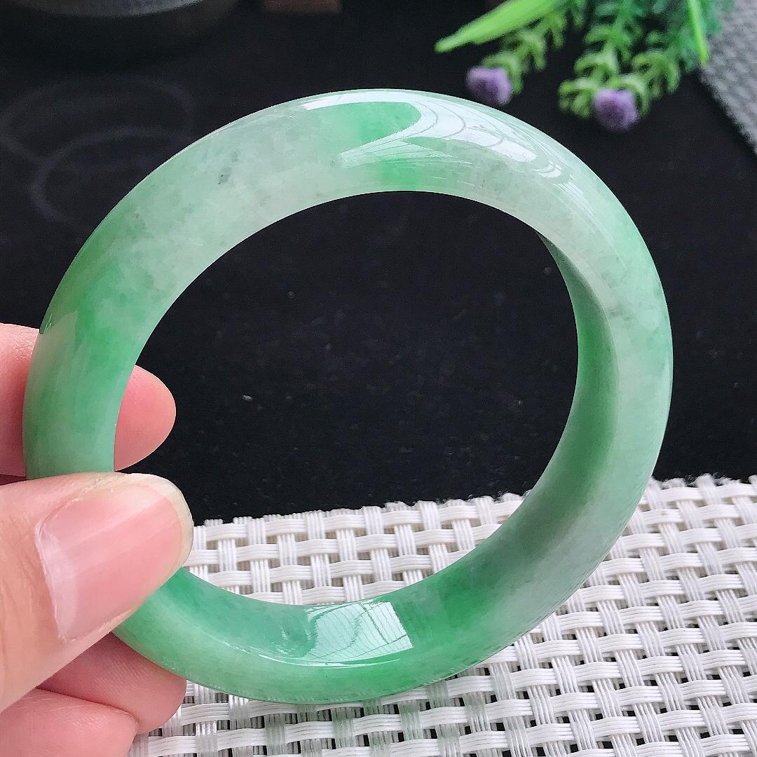 实拍A货翡翠57.5/13.2/9老坑精美满绿手镯宽边玉镯平安镯