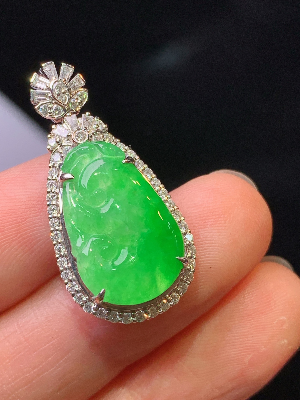 18k金钻镶嵌翠绿如意吊坠 玉质细腻 色泽清新艳丽 整体尺寸30*14.5*8