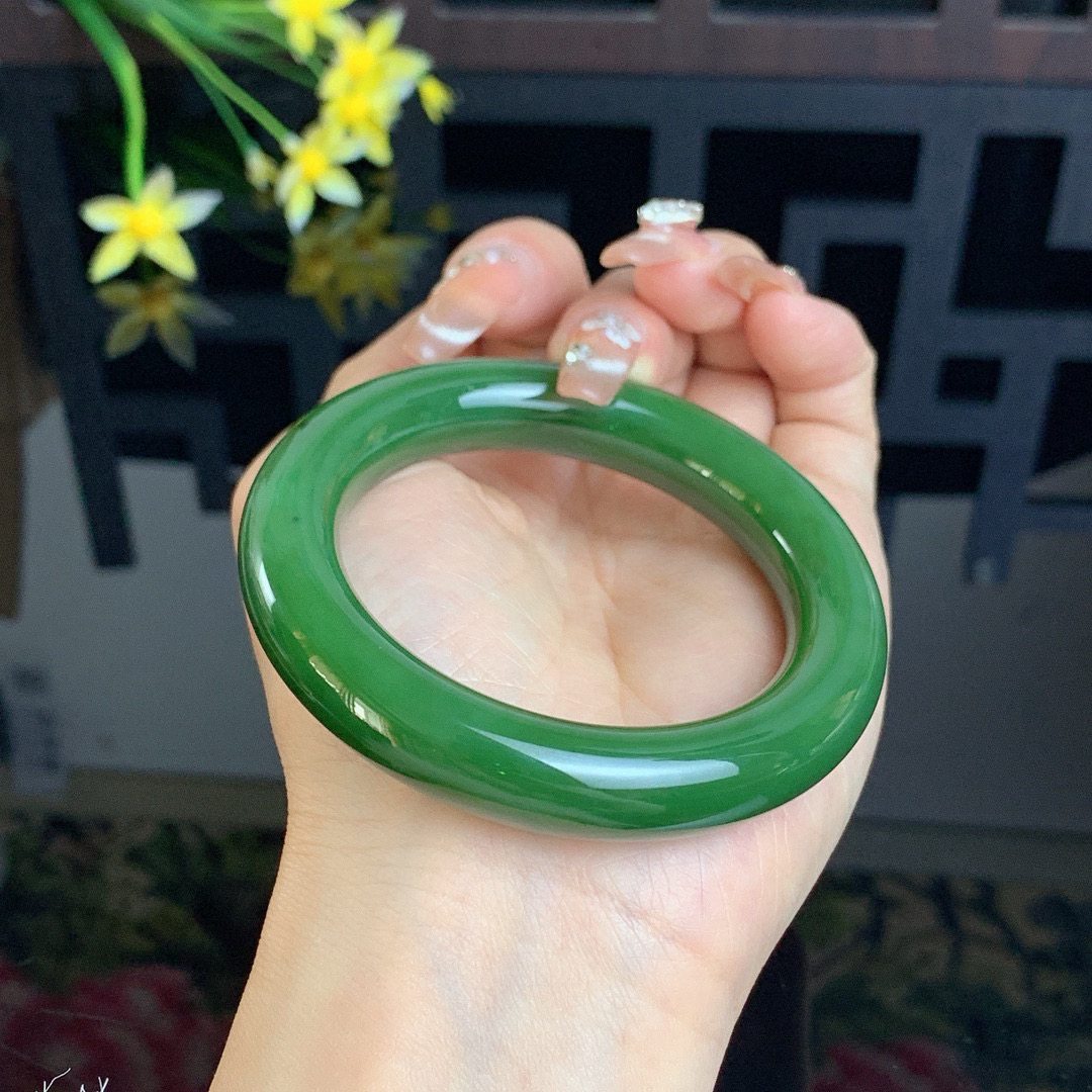 ￼ 和田玉53圈菠菜绿肥圆条碧玉手镯！玉质细腻油润 底色纯净 无裂无棉 脂粉好，品质高。