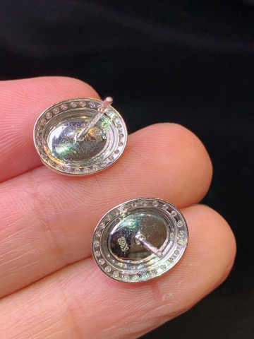 18金钻镶嵌满绿蛋面耳钉 玉质细腻 色泽清新艳丽 整体尺寸12.2*10*5.3