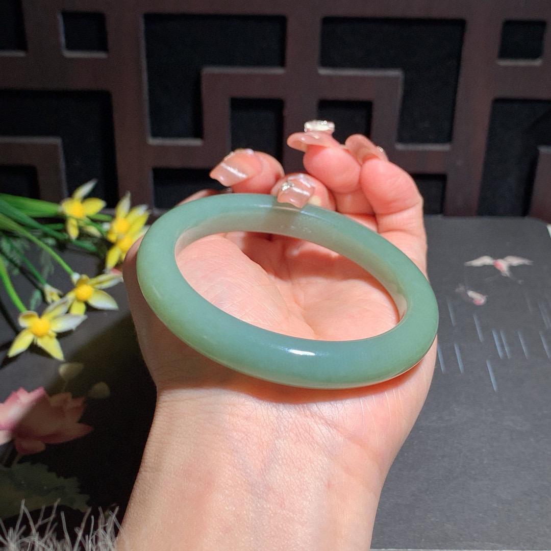 和田玉56圈口且末蓝手镯！玉质细腻油润 底色纯净 无裂无杂 脂粉好，品质高