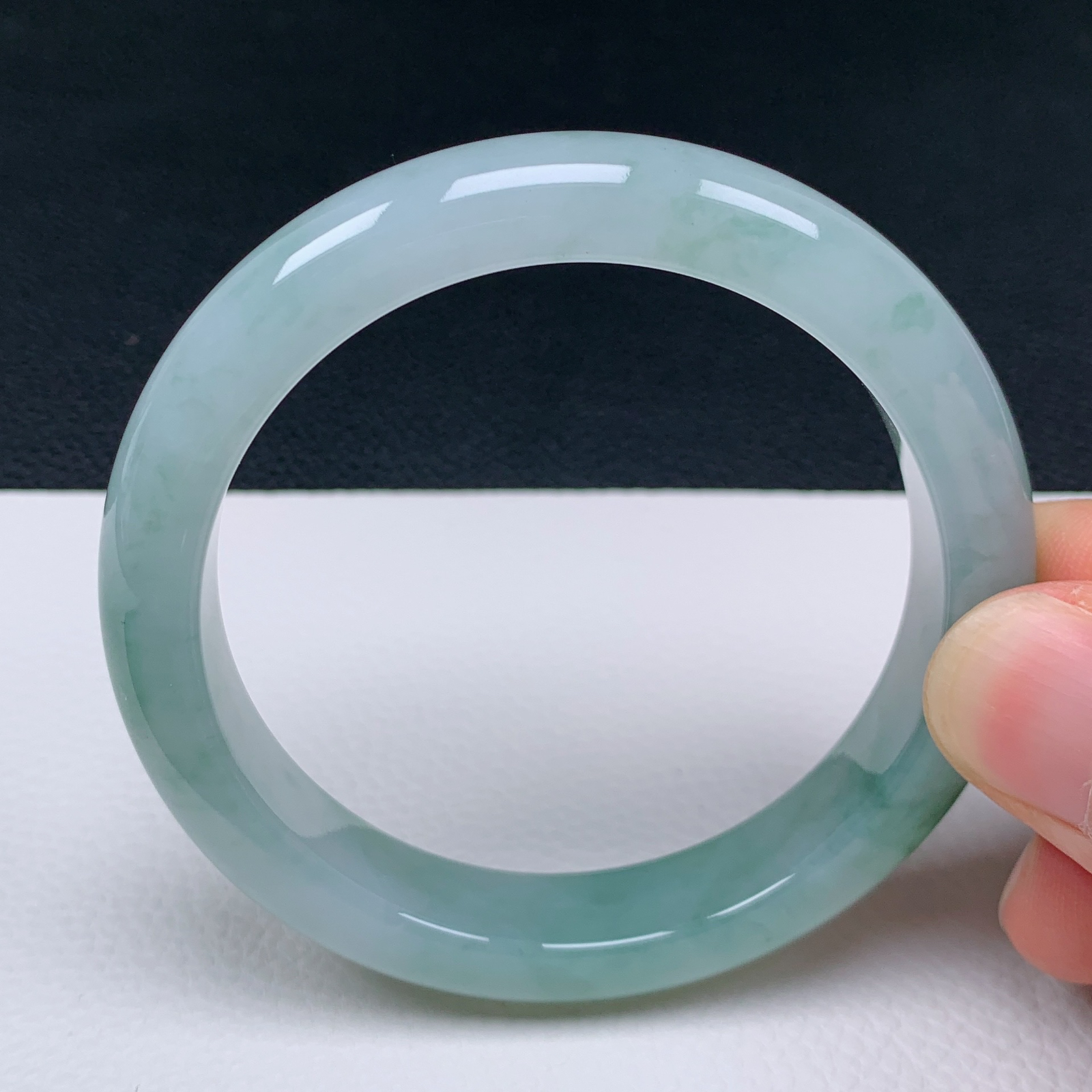 天然翡翠圈口57-58老坑飘绿手镯 玉质细腻 种水好 尺寸：57.9-12-8.5mm  M55