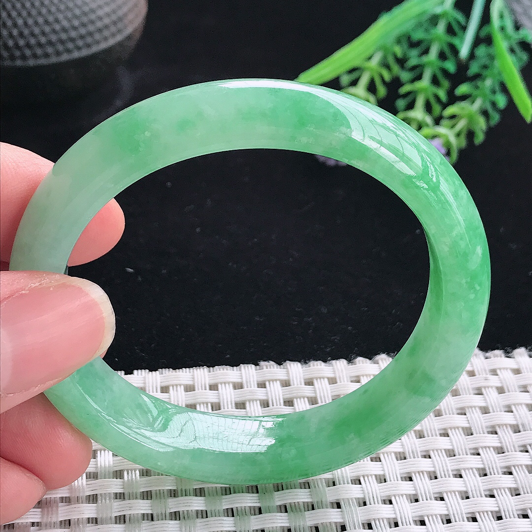 实拍A货翡翠53.5/48.8/12/8.1老坑精美满绿贵妃手镯宽边玉镯平安镯