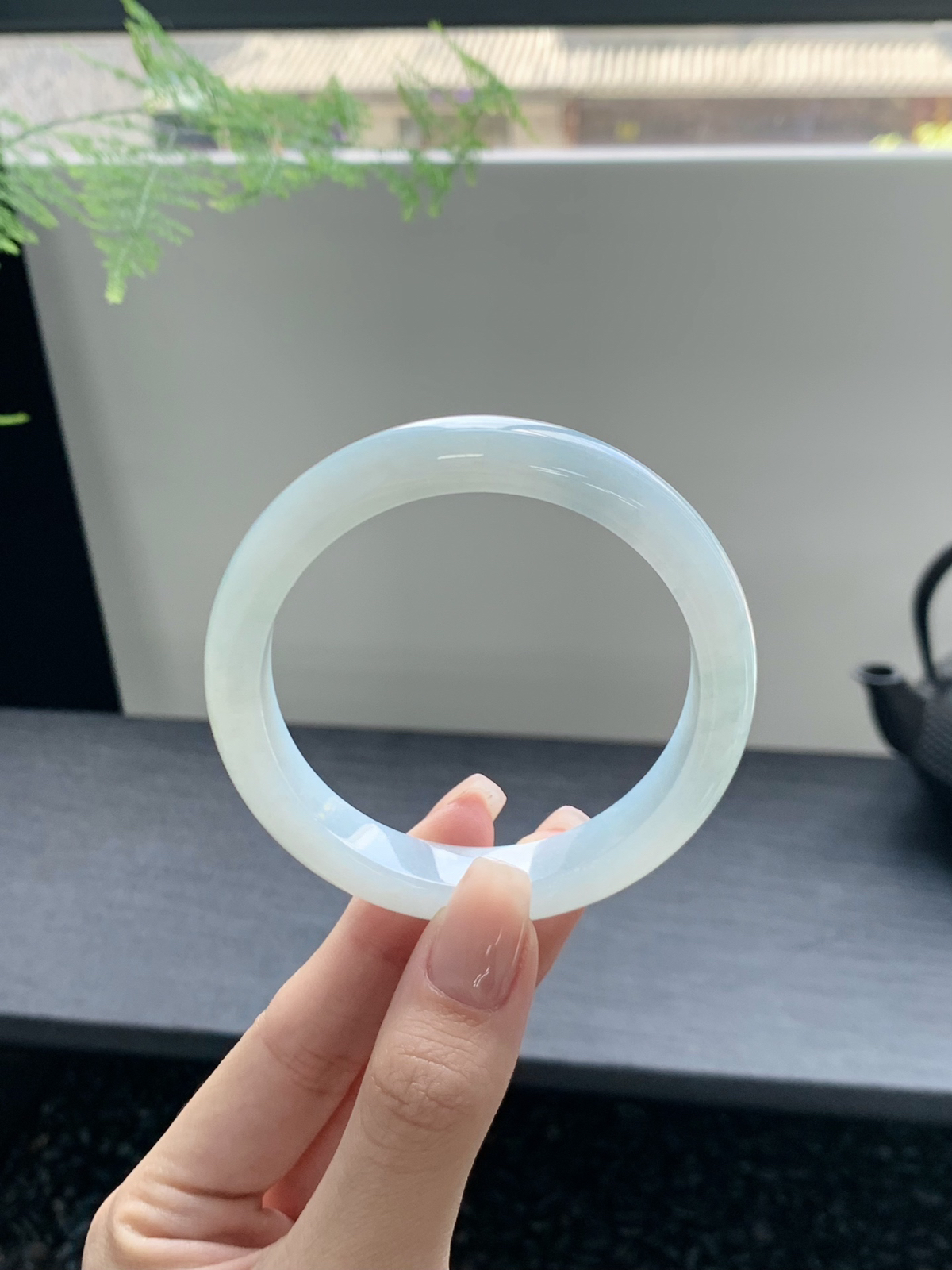 【冰晴蓝手镯】宛如晴朗天空的映照🦋纯净且迷人。其冰润的质地，晴底的温婉，戴在腕间，绽放独特魅力55.9-12-8mm