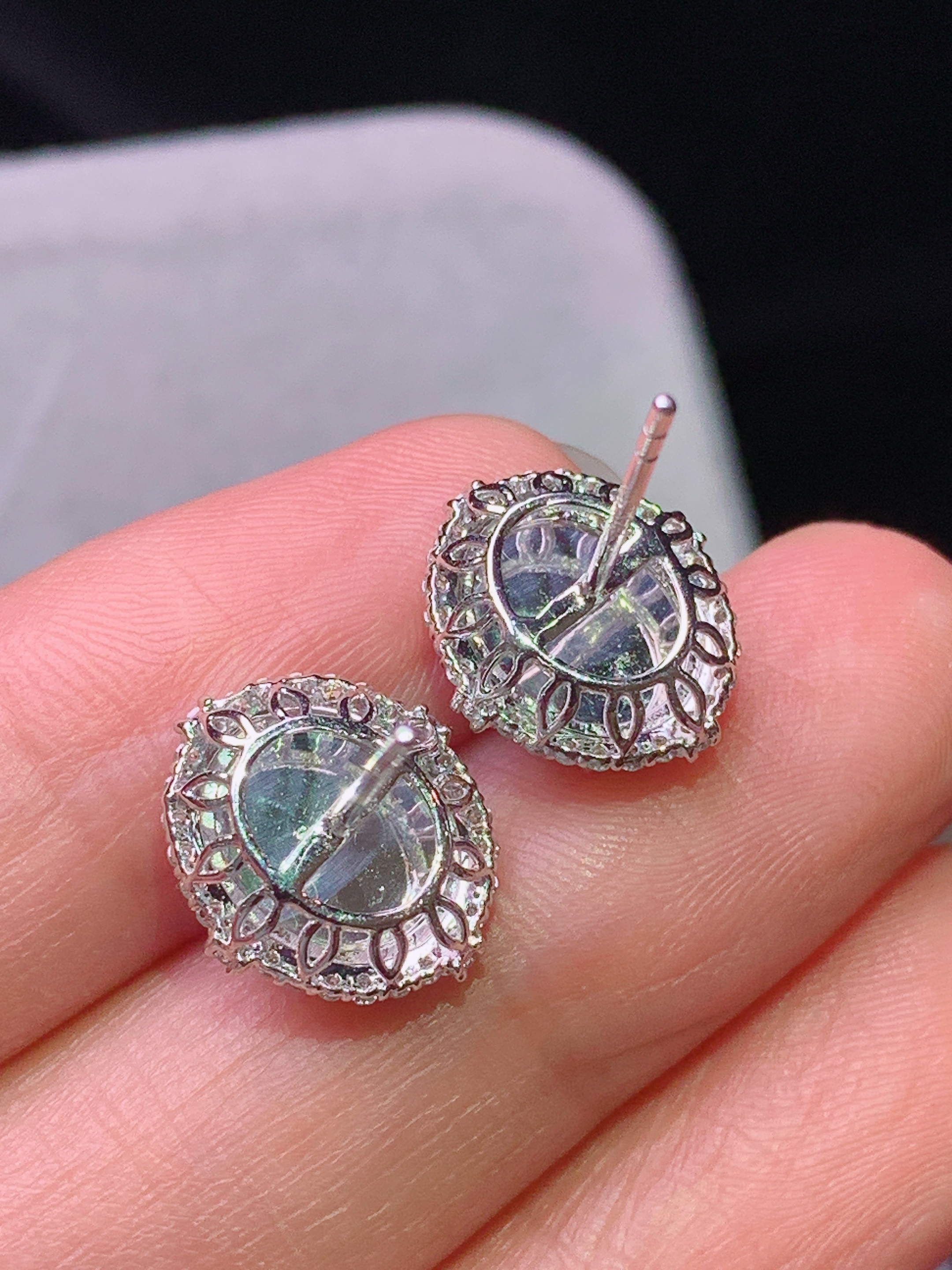 18k金钻镶嵌满绿蛋面耳钉 玉质细腻 色泽艳丽清新 水润亮眼 整体尺寸13.2*11.6*7.6f1