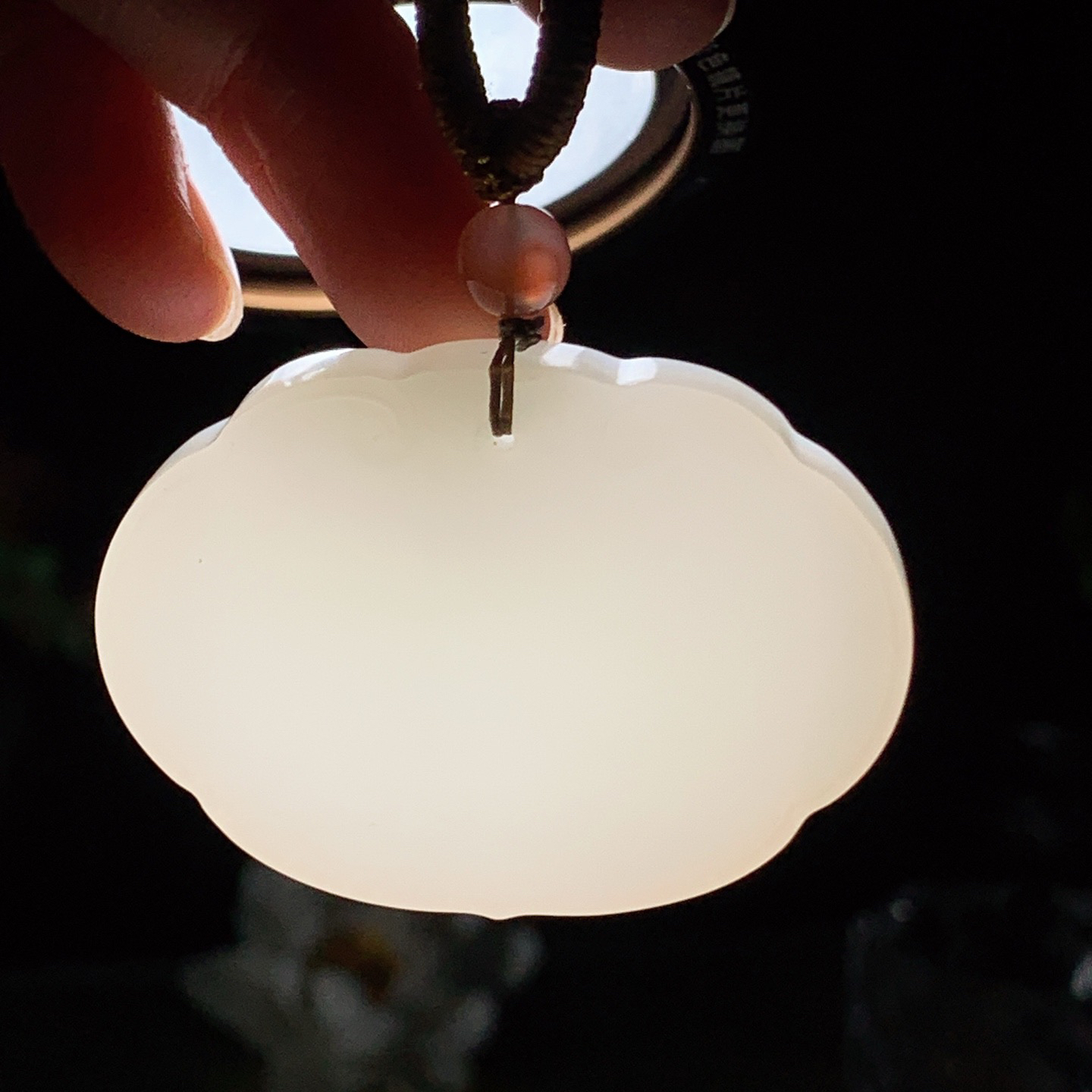 新疆和田玉羊脂白玉平安无事牌挂件 尺寸35/48/12重49克！玉质细腻油润 底色纯净 脂粉好，品质好。lt260420