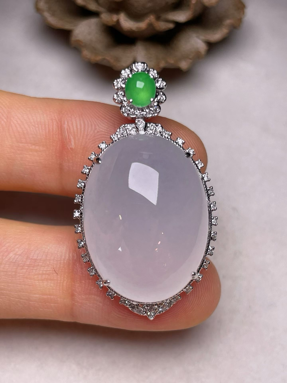 冰种鸽子蛋吊坠、真金真钻镶嵌，种水好，玉质细腻 .裸石尺寸 23.6*17.7