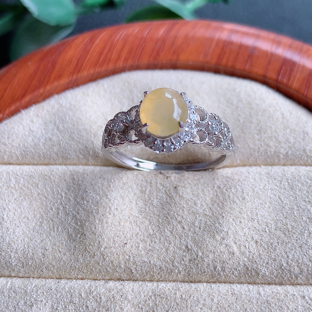 冰精美黄翡翠蛋面戒指  玉质细腻  冰清玉润  灵动  颜色漂亮 
W502-4.22内径尺寸：17-9.2-6.2mm  裸石尺寸：6.4-5.7