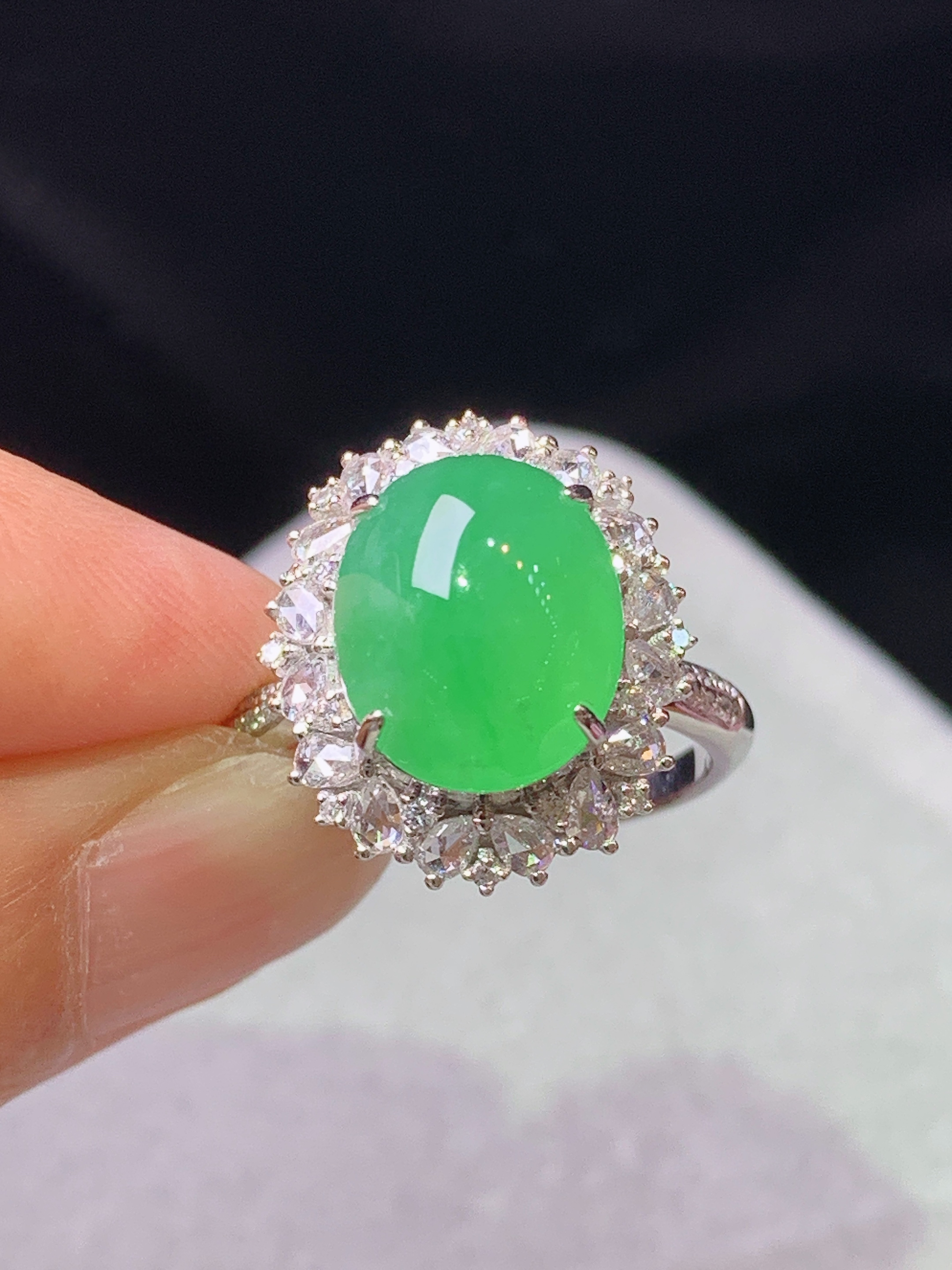 18k金钻镶嵌冰阳绿蛋面戒指 玉质细腻 色泽艳丽清新 水润亮眼 圈口13.5 整体尺寸17.2*14.7*11k1