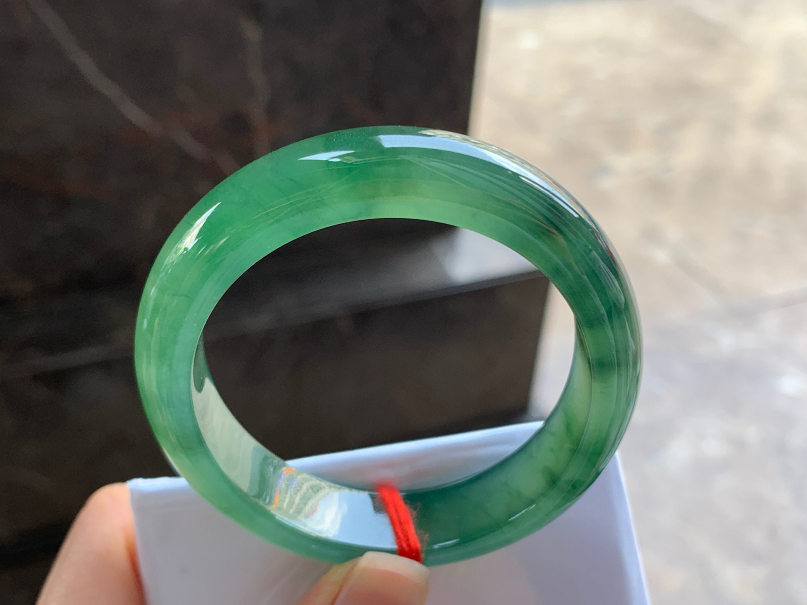 56.4-12.6-8

冰油绿贵妃手镯^_^鲜艳 玉质温润 啤酒瓶底妆 正圈54可以带